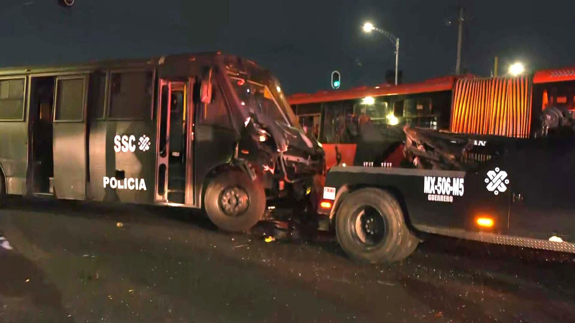Camión de la SSC Choca contra Metrobús de la Línea 5 en Eduardo Molina, CDMX