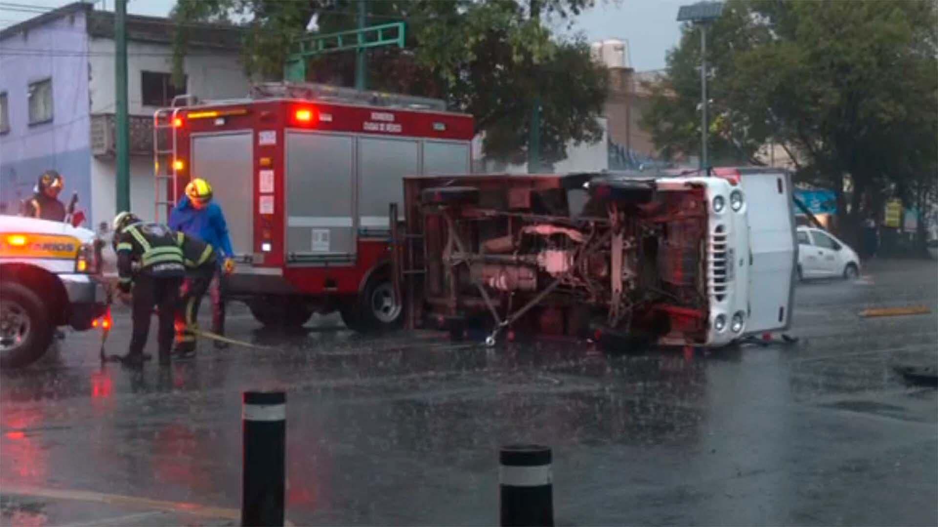 Vuelca Camioneta de Carga en Hipódromo Peralvillo, CDMX