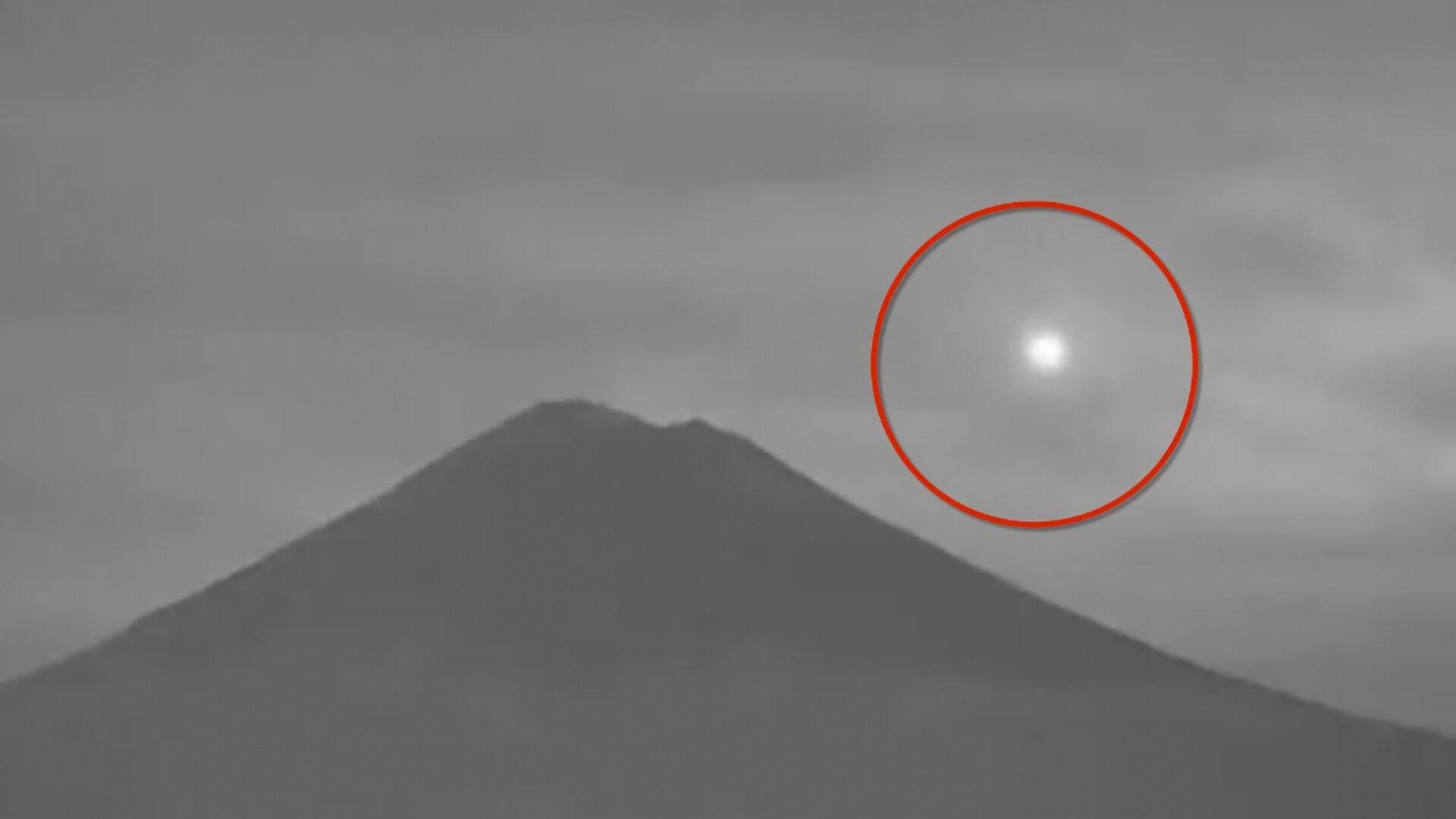 ¿Ovnis? Sorprendente Momento Fue Captado en el Volcán