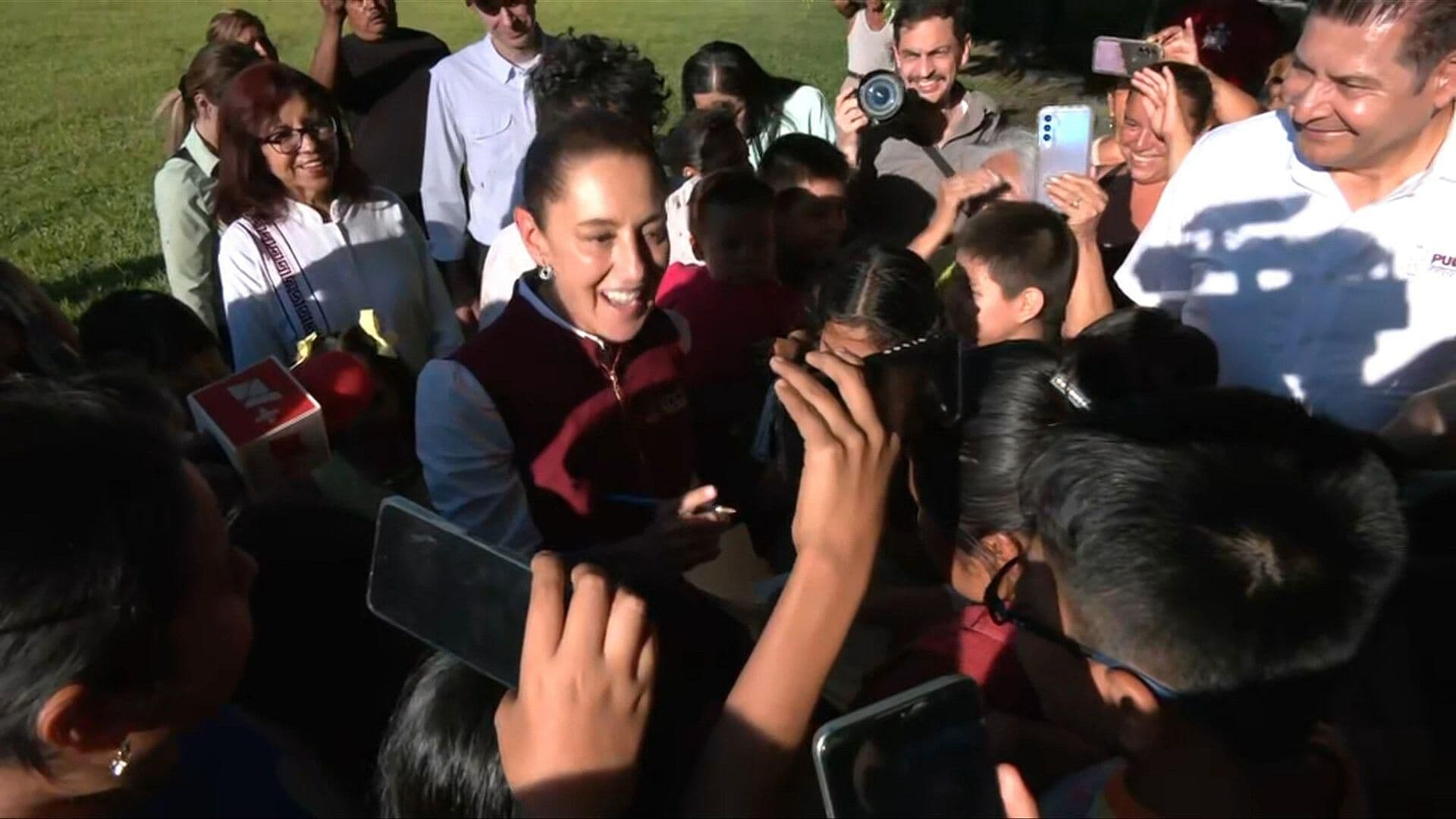 Niños Reciben a Sheinbaum al Aterrizar Supervisar Entrega de Apoyos en Xicotepec