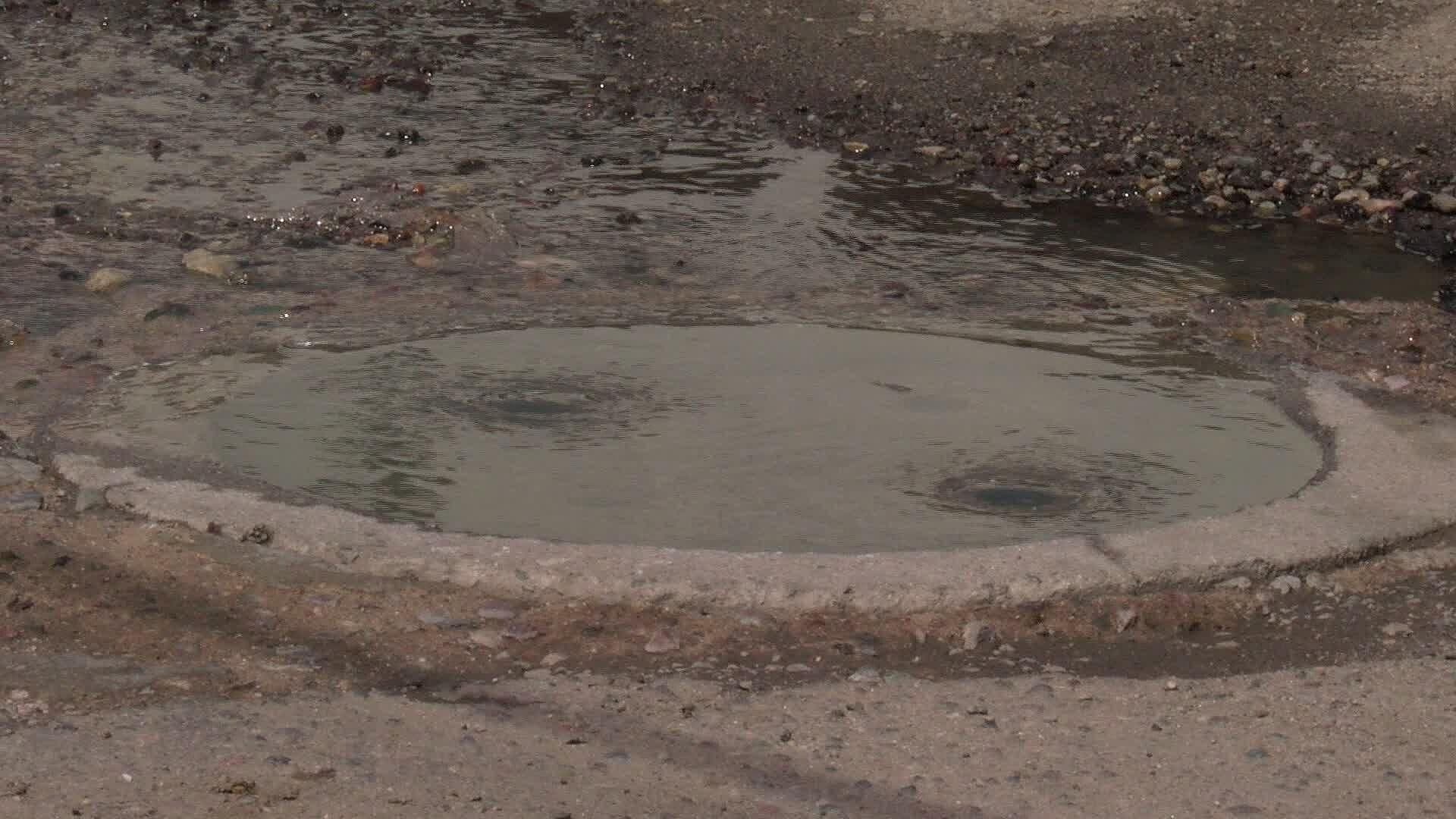 Vecinos Reportan Fuga de Drenaje en Colonia Villa Sonora