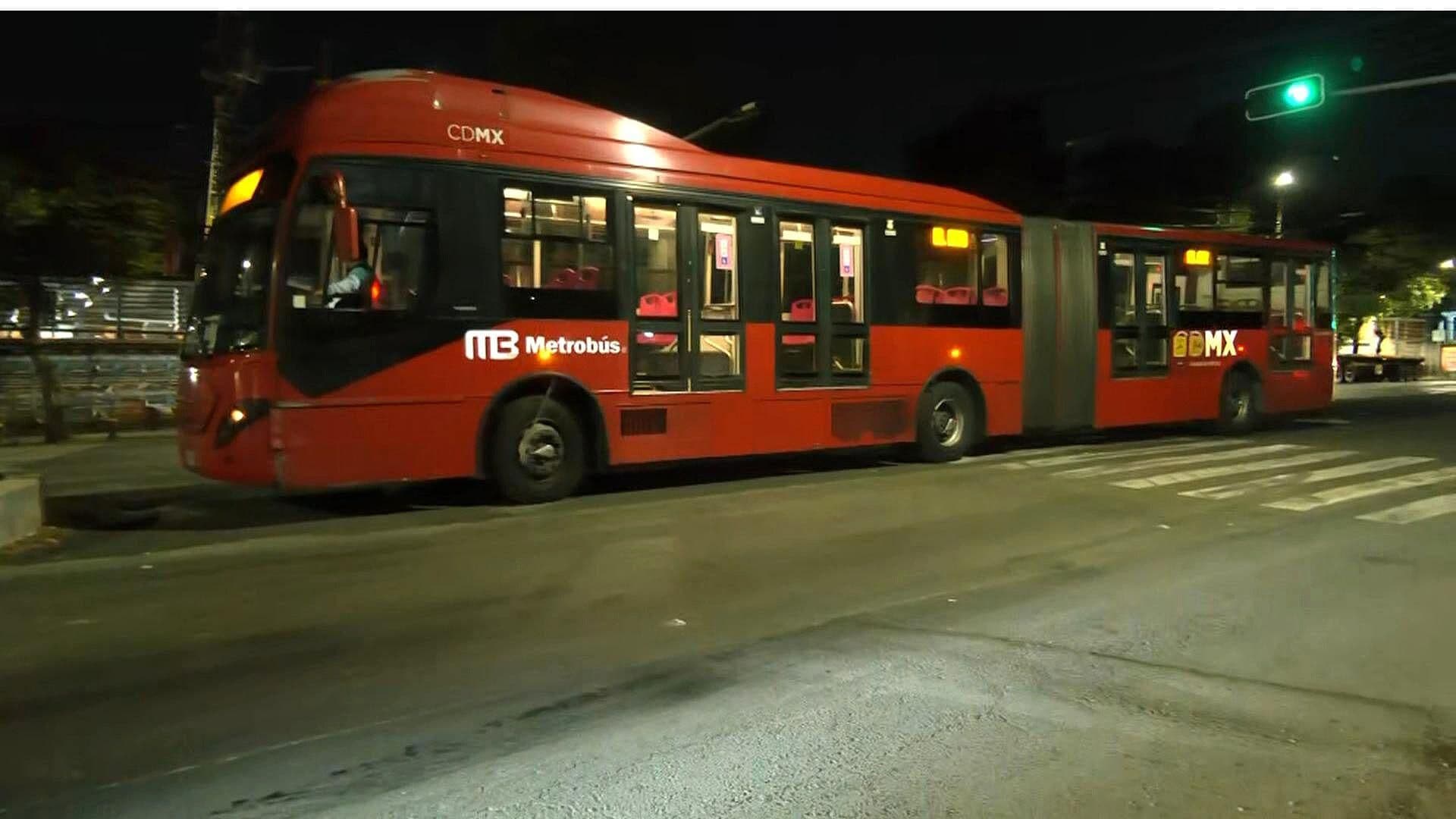 Metrobús Choca contra Auto en la Colonia Industrial Vallejo en Azcapotzalco, CDMX