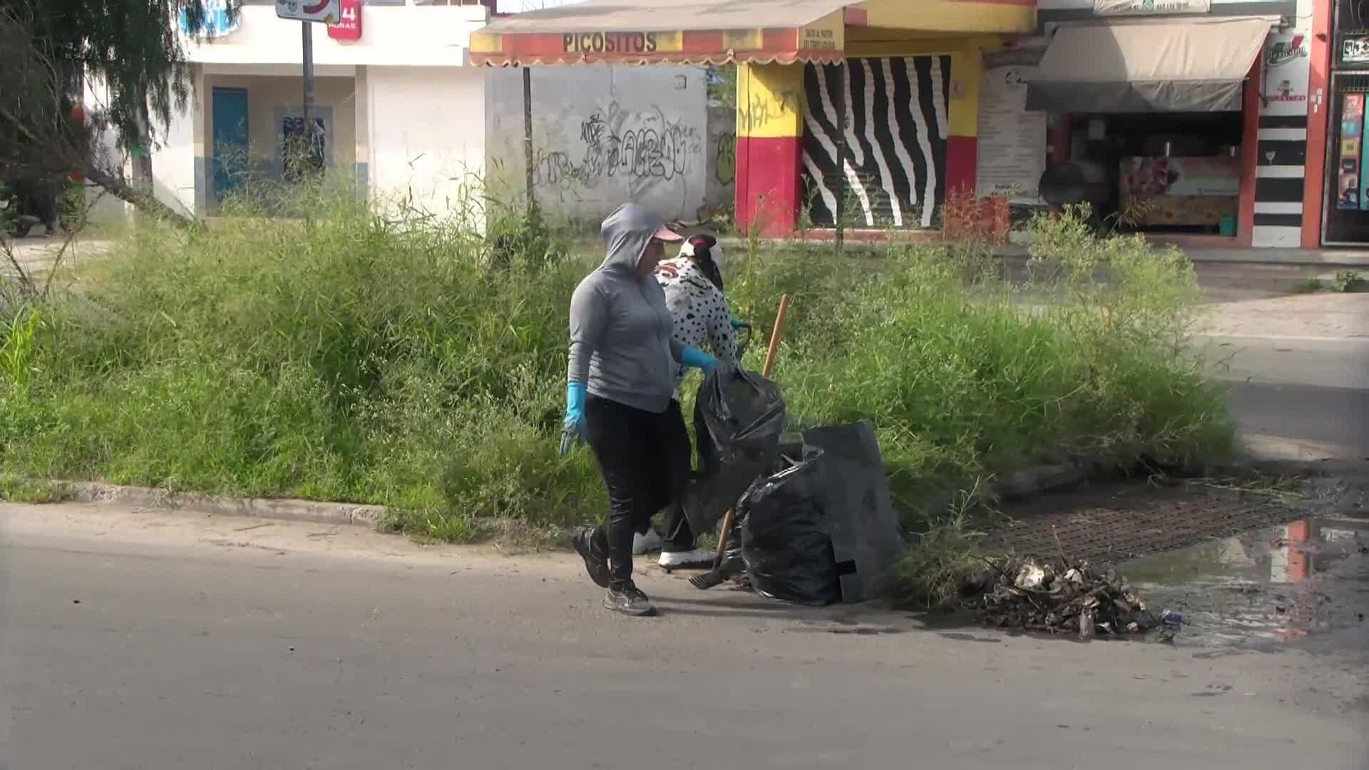 Vecinos de la Colonia Eduardo Loarca Limpiaron Calles para Evitar Inundaciones
