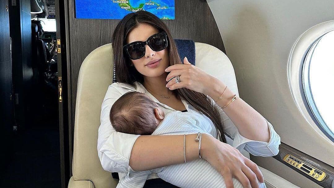 Bebé de Nadia Ferreira y Marc Anthony Viaja en Jet Privado por Primera Vez