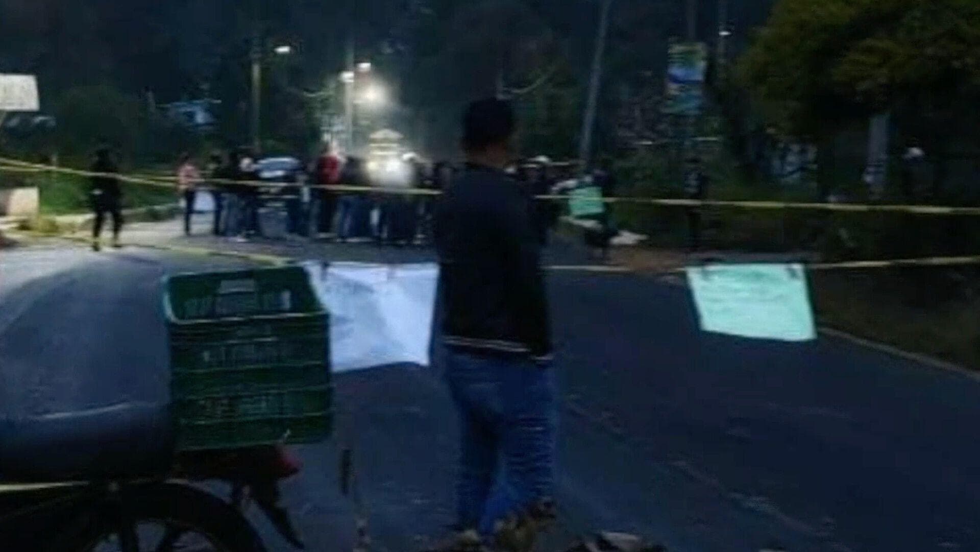Manifestantes Mantienen Cerrada la Carretera Totutla-Xalapa; Piden un Maestro