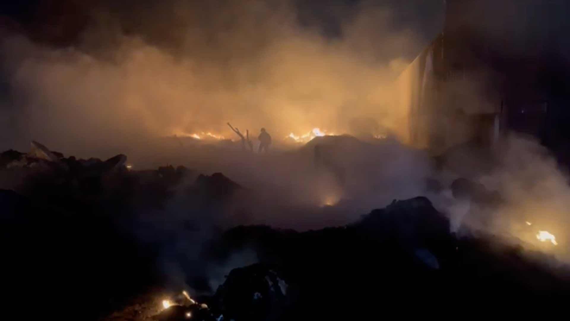 Voraz Incendio Arrasó con una Empresa de Reciclaje en Loma Linda de SJR, Querétaro