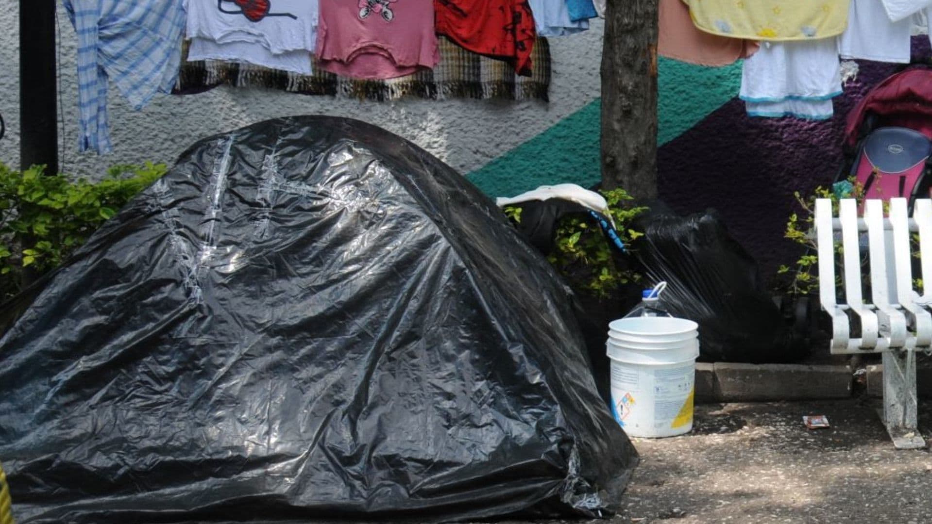 Migrante Instala Campamento sobre Avenida Chapultepec en Ciudad de México