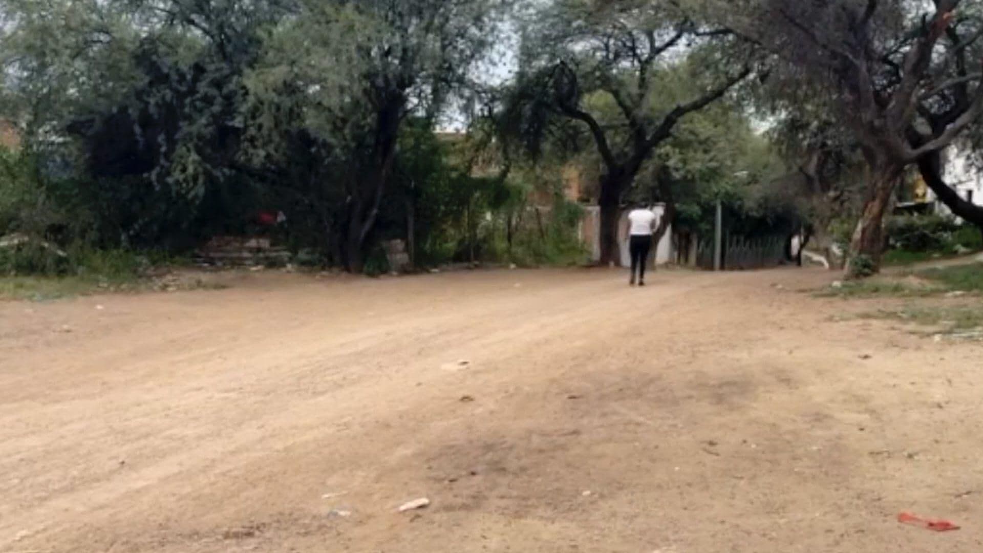Batallan en Los Naranjos para Tomar el Camión, No Llegan Debido al Mal Estado del Camino