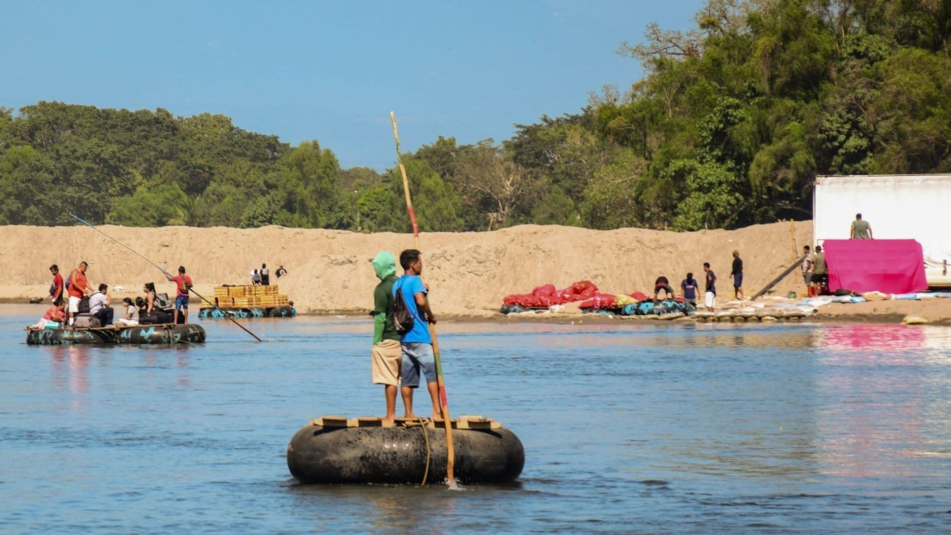 Migrantes Desisten ir a EUA: Se Quedan en México o Cruzan el Río Suchiate de Regreso a Guatemala