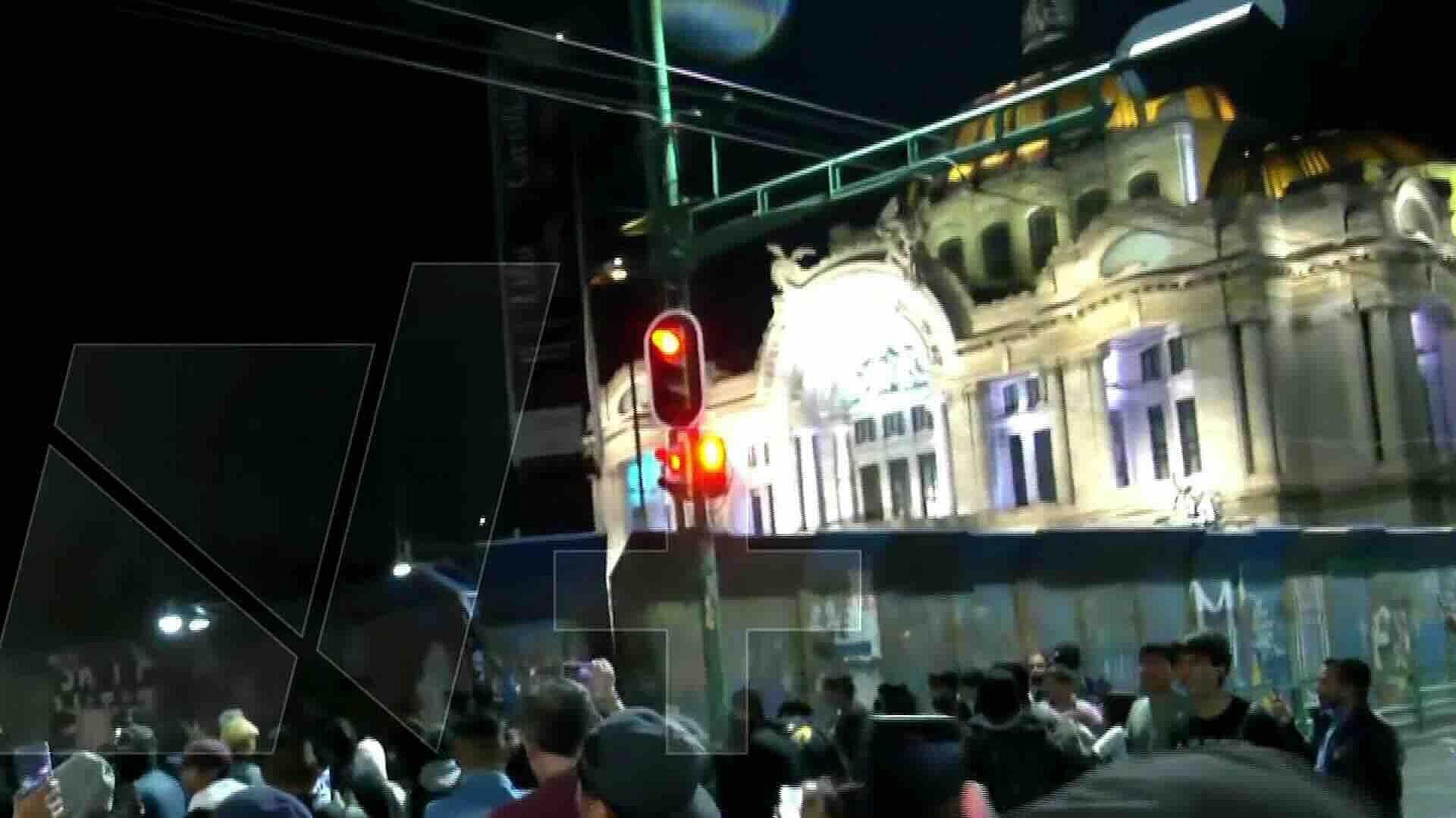 Manifestantes Intentan Quitar Vallas que Protegen Palacio de Bellas Artes en CDMX