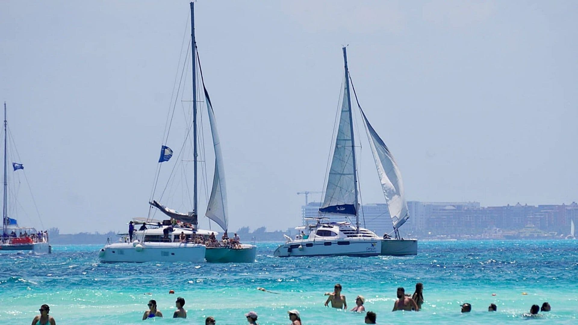 Marina Evacua a Extranjera de Crucero Frente a Isla Mujeres por Emergencia Médica