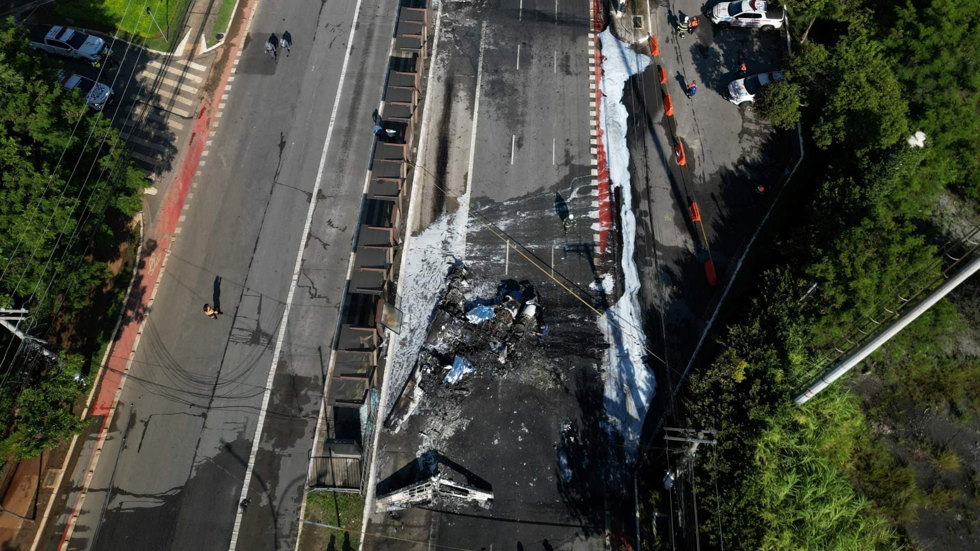 Cae Avioneta sobre Camión de Pasajeros en Sao Paulo y Causa Explosión