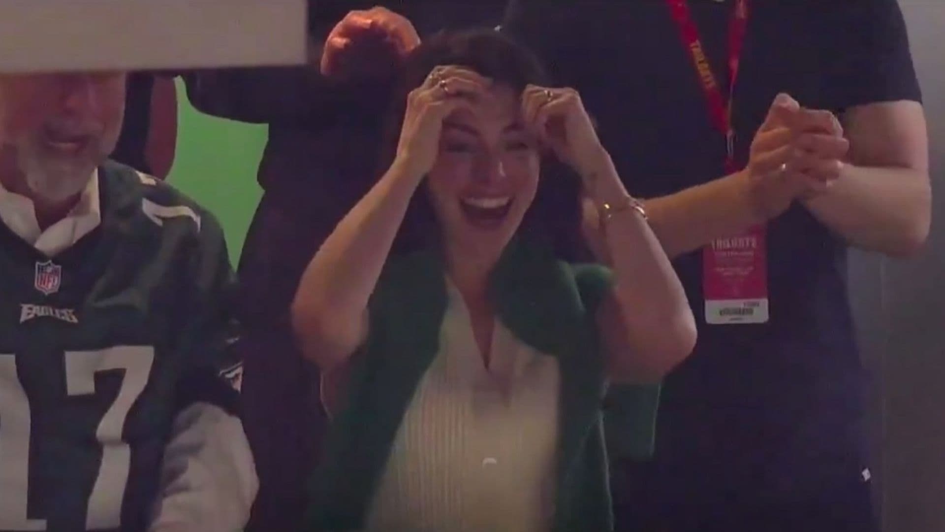Anne Hathaway Se Viraliza por su Épico Festejo por el Título de Filadelfia en el Super Bowl 2025