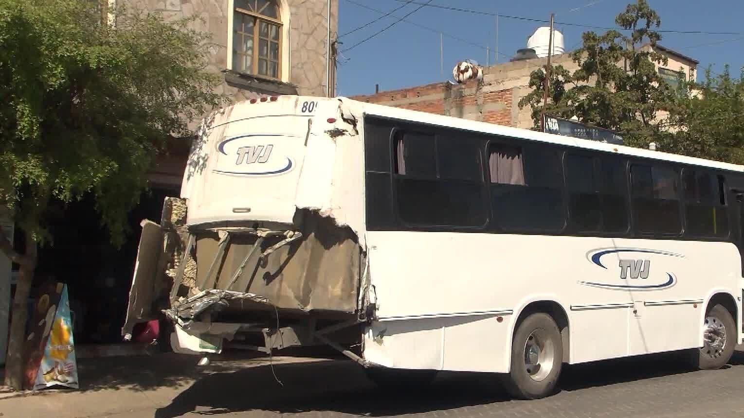 Autobús de Pasajeros Intenta Ganarle al Tren y se Impacta en el Arenal, Jalisco