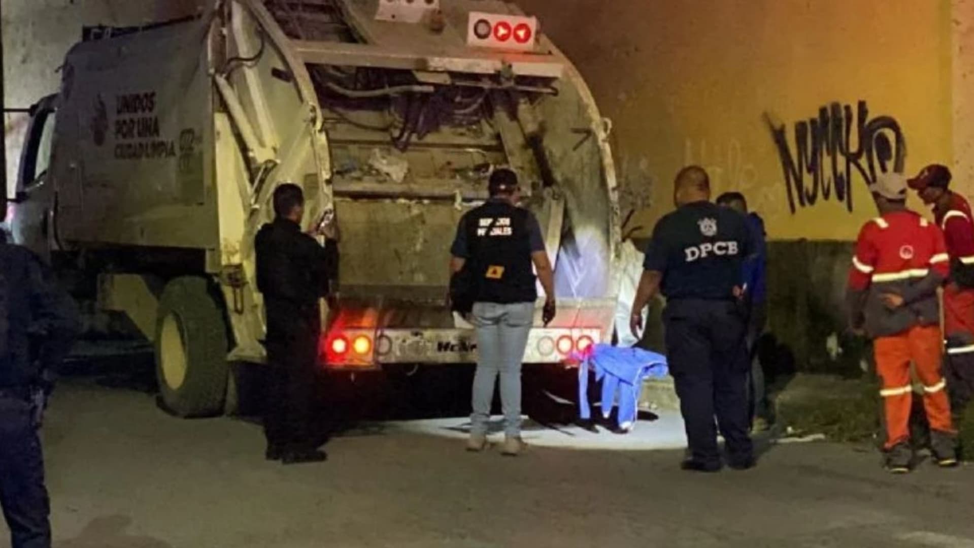 Trabajadores recolectores de basura encuentran feto en una bolsa de plástico