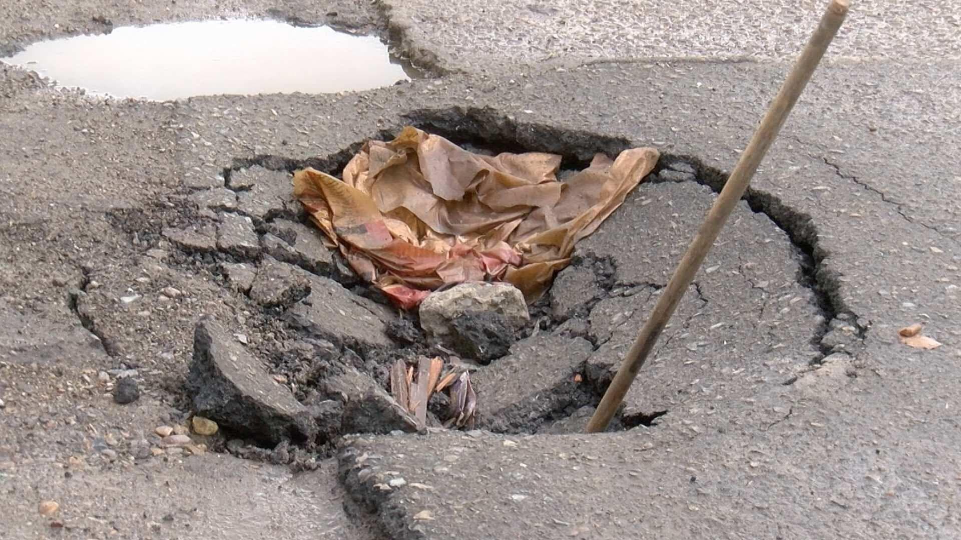 Drenaje Colapsado Crea Socavón en Colonia Francisco Villa de Tijuana; Vecinos Exigen Atención