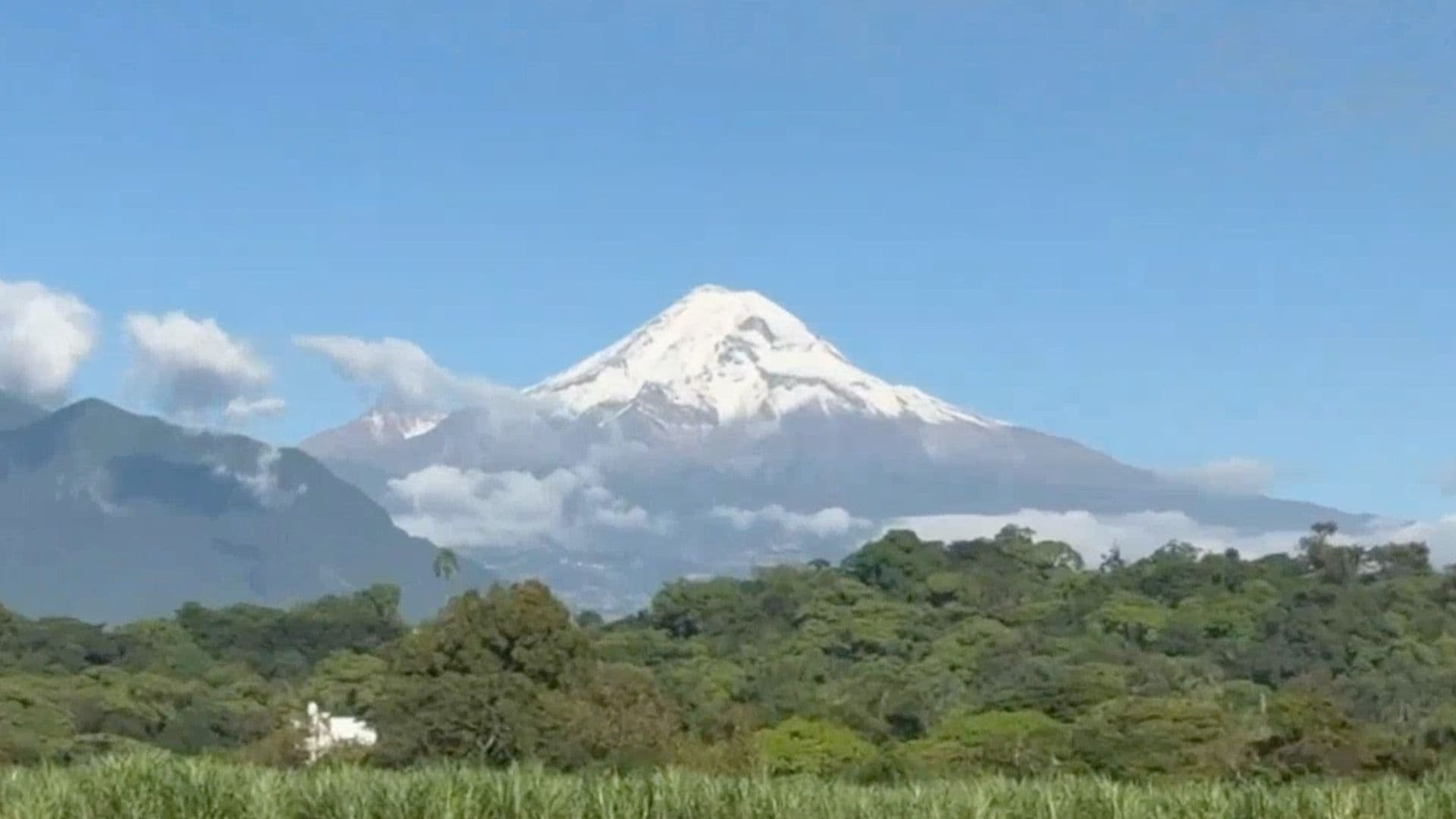 Cae la Primera Nevada de este 2025 en el Volcán Pico de Orizaba