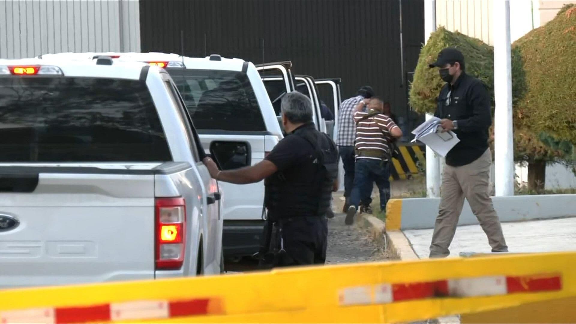 Imágenes del Momento Exacto en Que Escoltas de Carlos Manzo Ingresan a Penal en Michoacán
