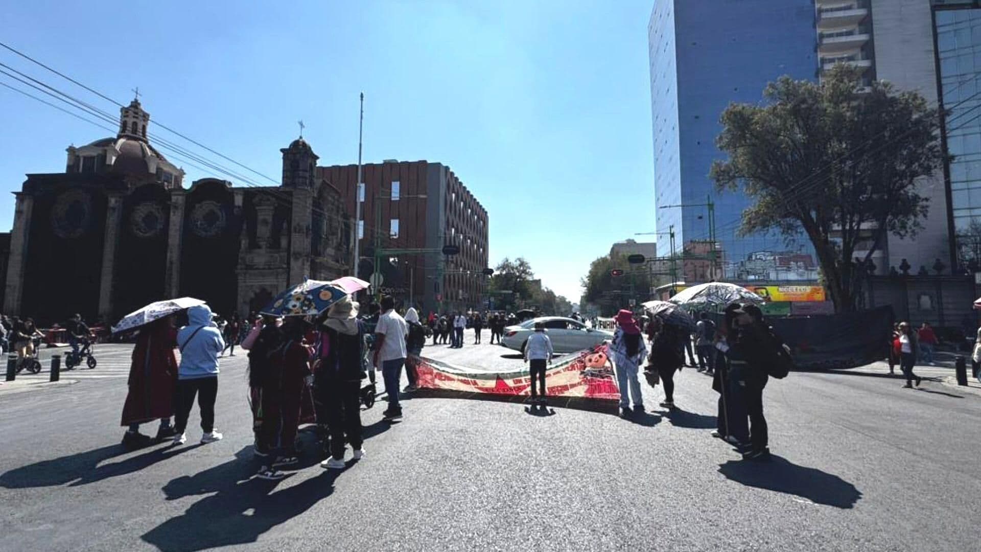 Indígenas Bloquean Eje Central e Izazaga en CDMX