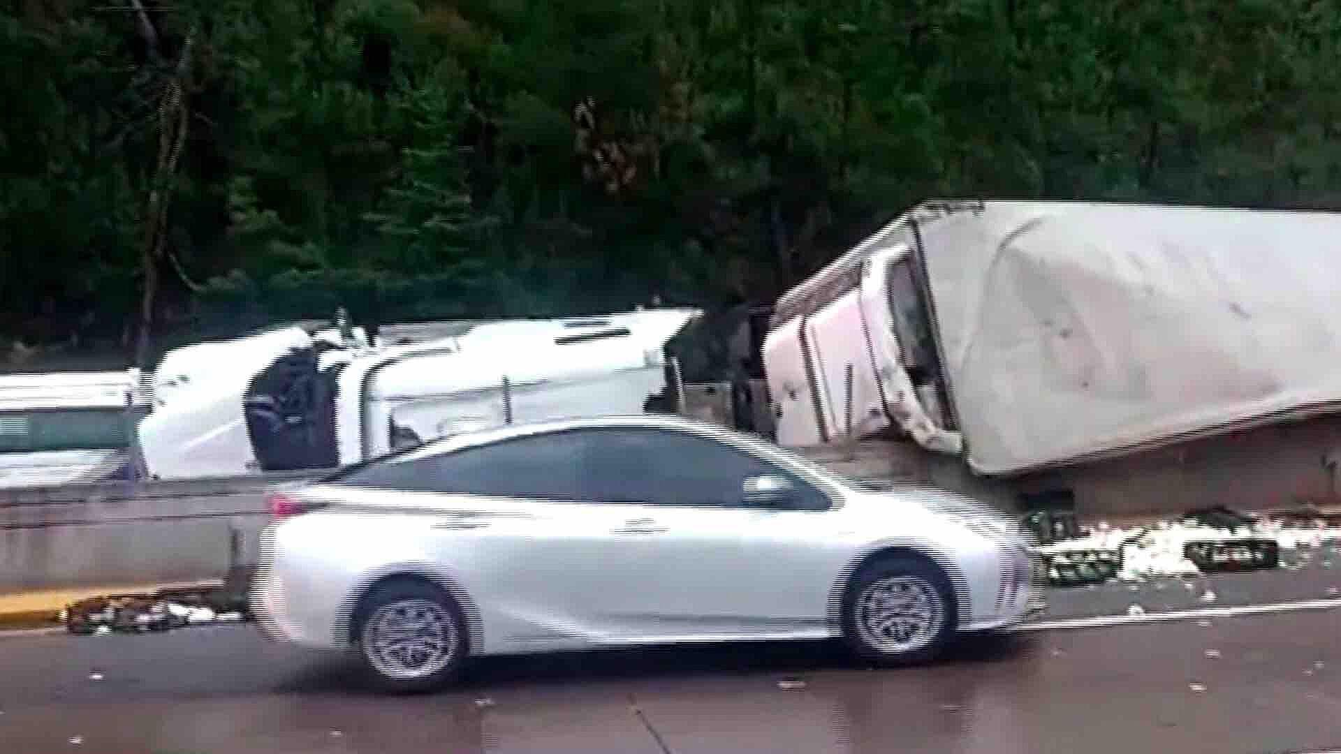 Vuelca Tráiler en la Autopista México-Puebla y Provoca Caos Vial en Río Frío, Ixtapaluca