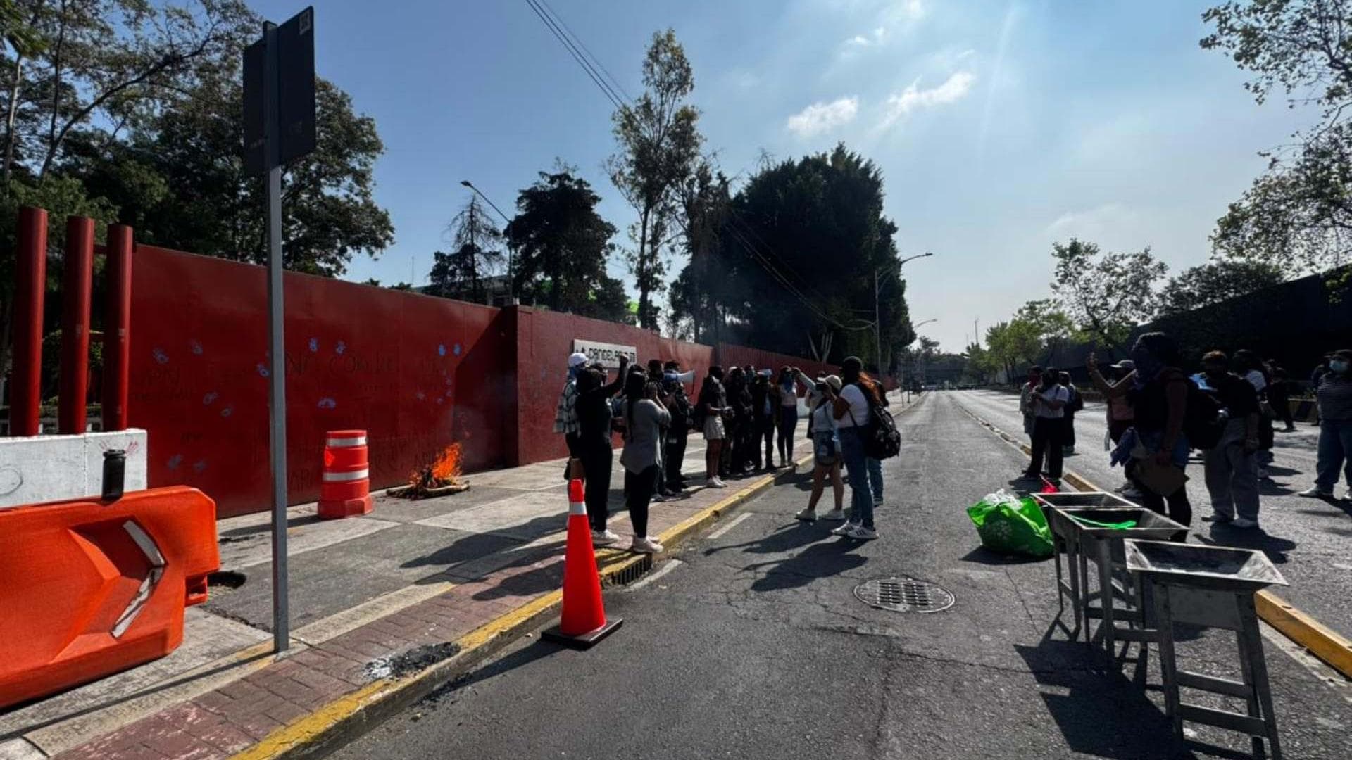 Estudiantes de la UPN Protestan Frente a la Cámara de Diputados; Esto Es lo que Piden