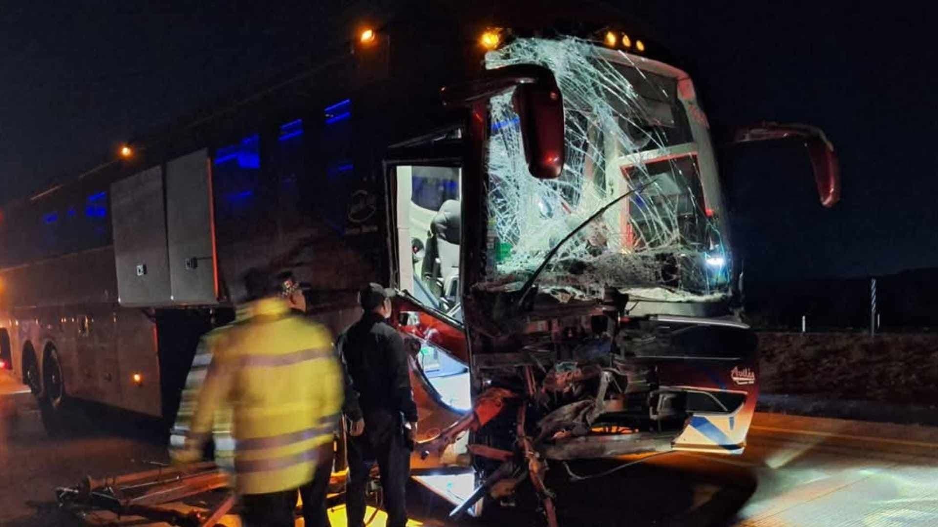 Autobús de Pasajeros Choca Automóvil en el Libramiento Obregón - Guaymas y Muere Una Mujer