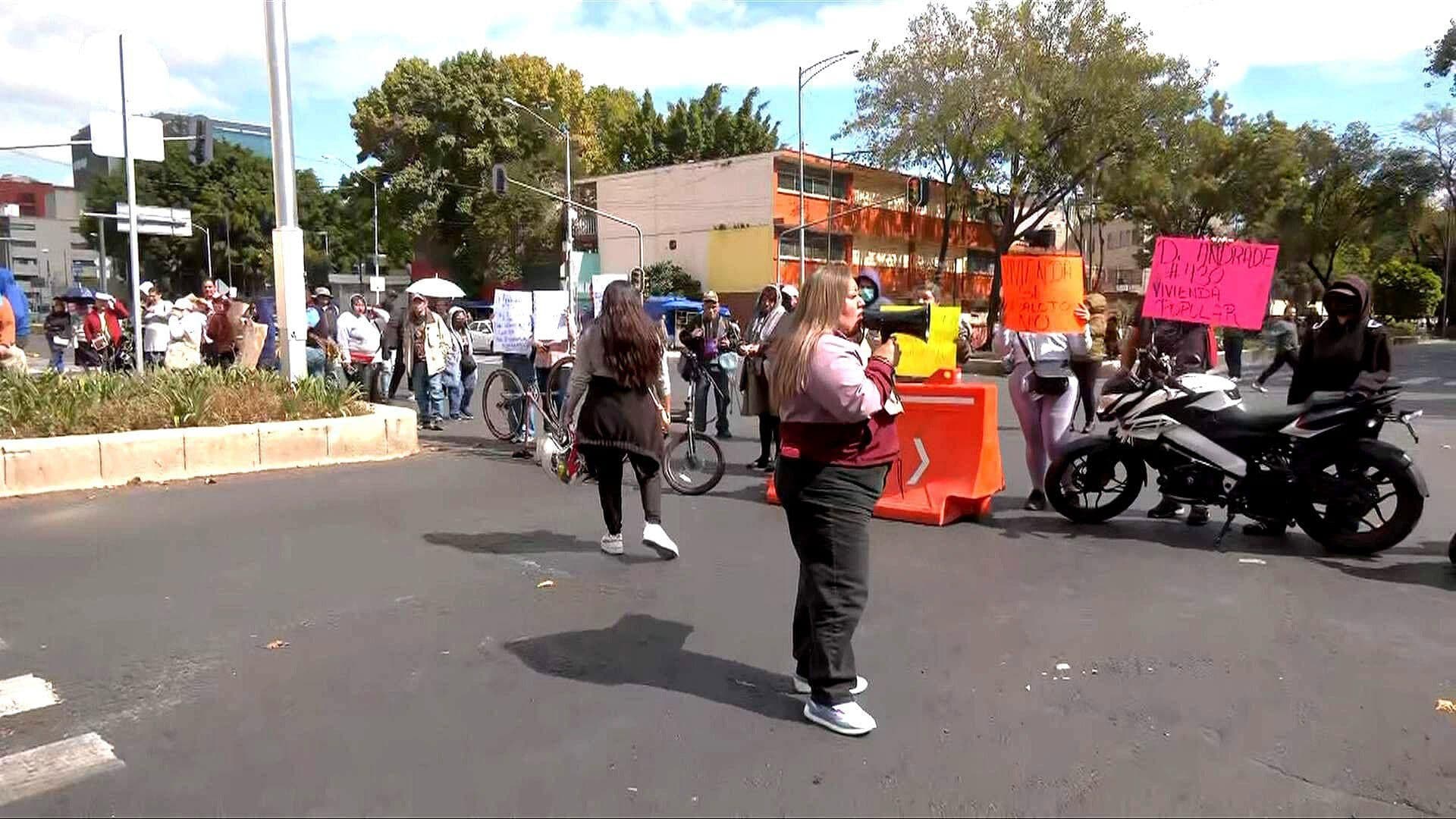 Manifestantes Bloquean Avenida Río de la Loza, CDMX; Piden Vivienda Digna