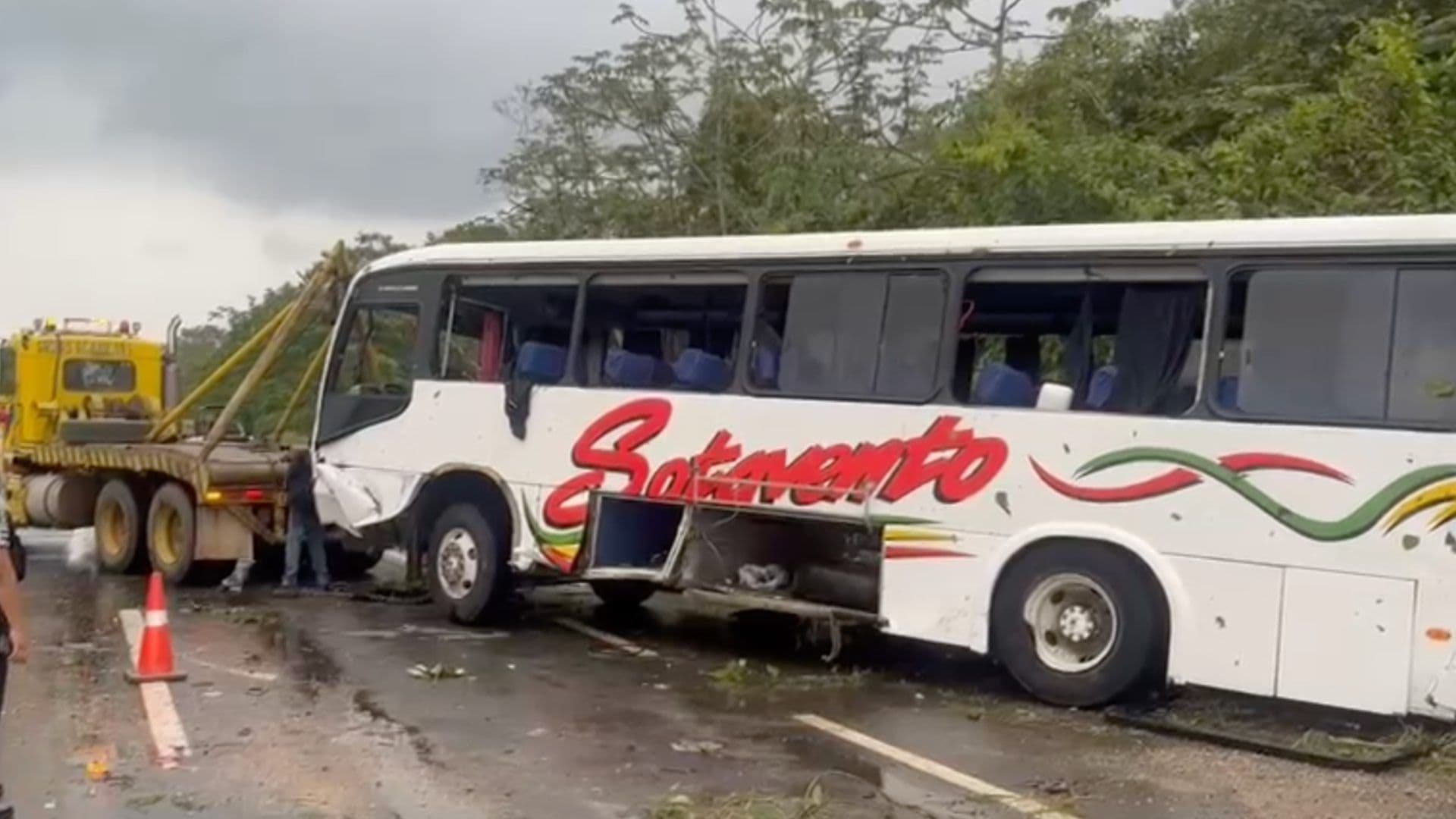 Accidente de Autobús Deja Una Mujer Muerta y 7 Personas Heridas en Carretera Jáltipan-Acayucan
