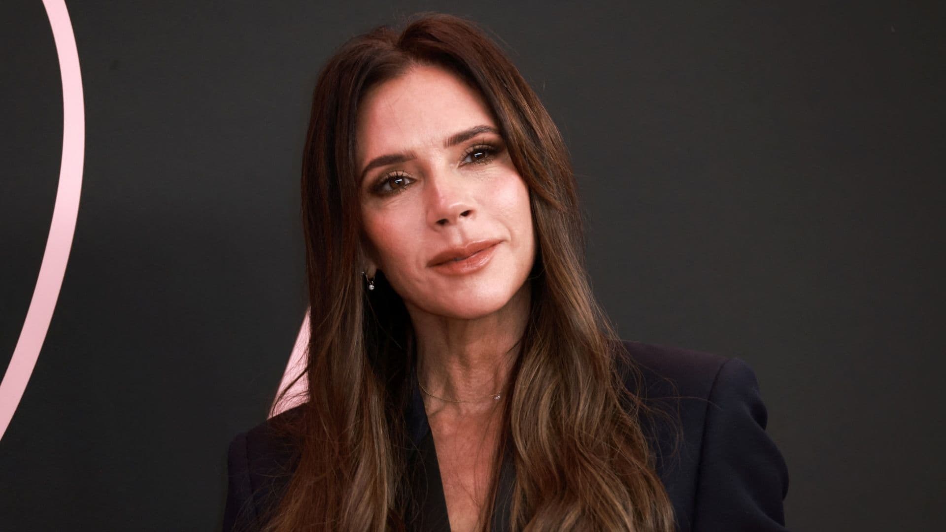 ¡Siempre Fashion! Victoria Beckham se Pasea por París con Muletas, Férula y Tacón