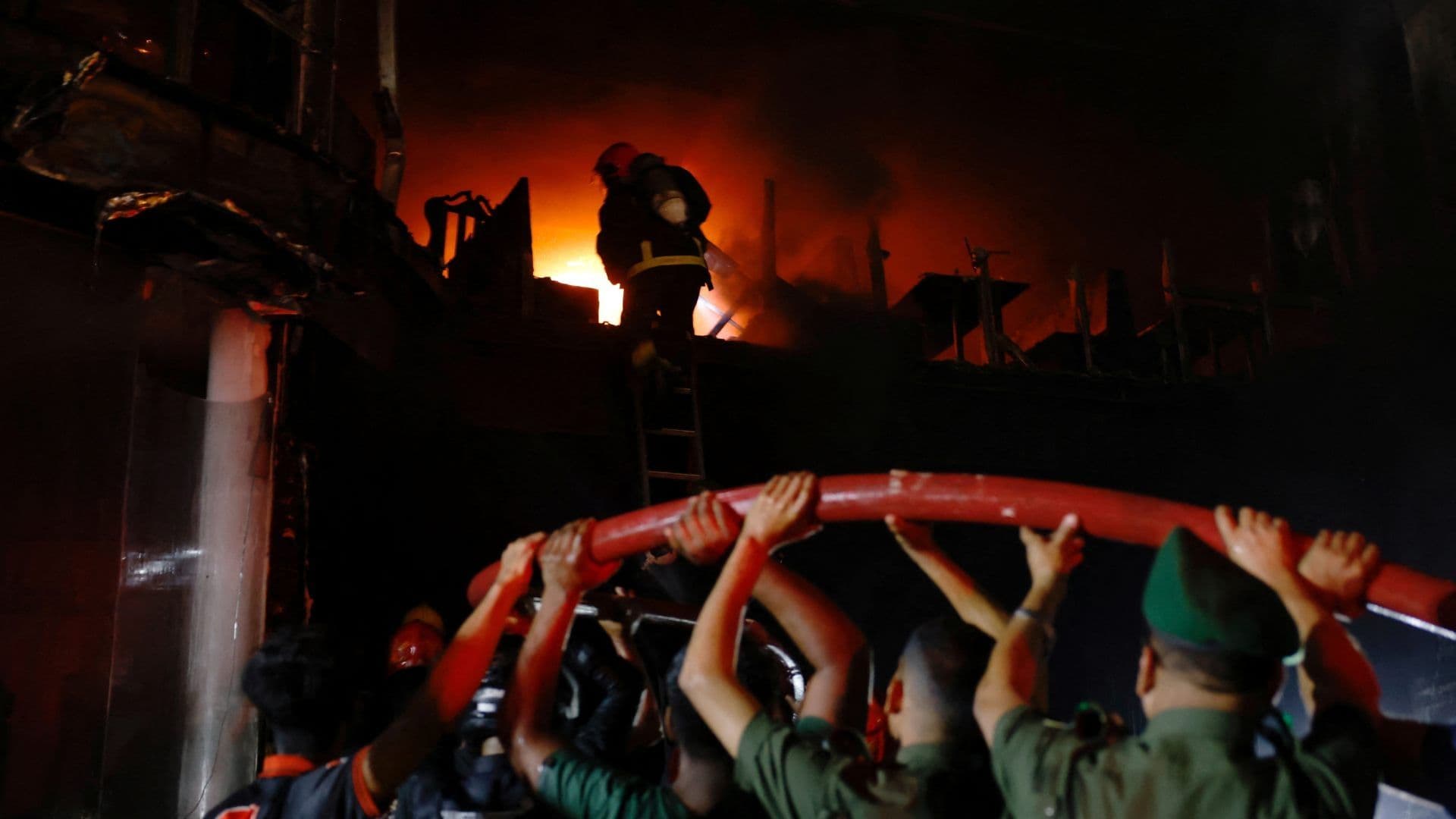 Incendio en la Capital de Bangladesh Deja al Menos 43 muertos