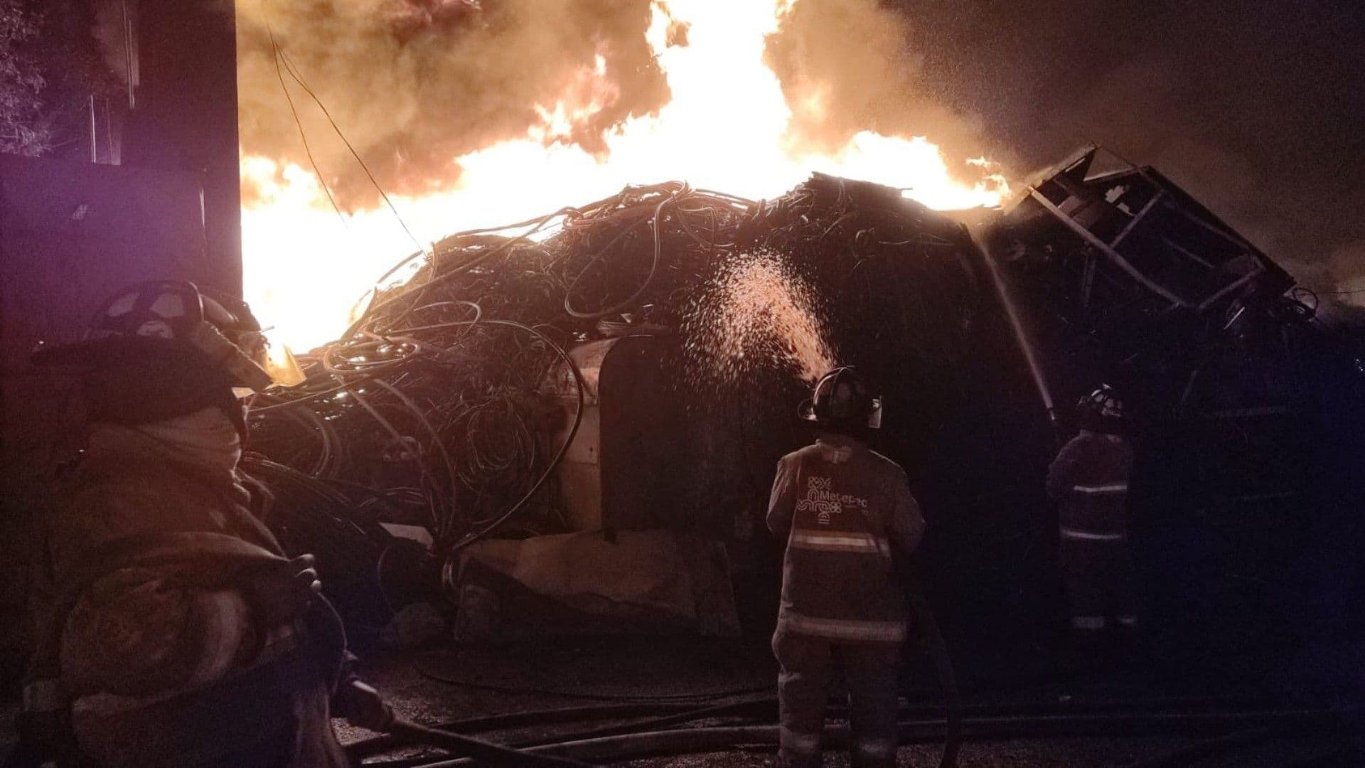 Fuerte Incendio en Xonacatlán, Estado de México, Sigue Activo; Humo Afecta a CDMX