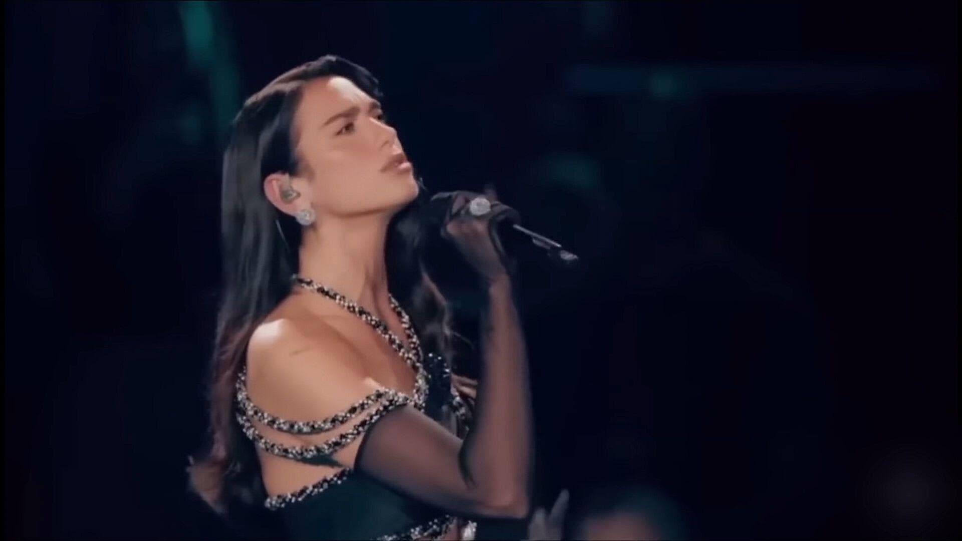 Dua Lipa Canta un Clásico de Shakira en Bogotá: Un Homenaje Emocionante