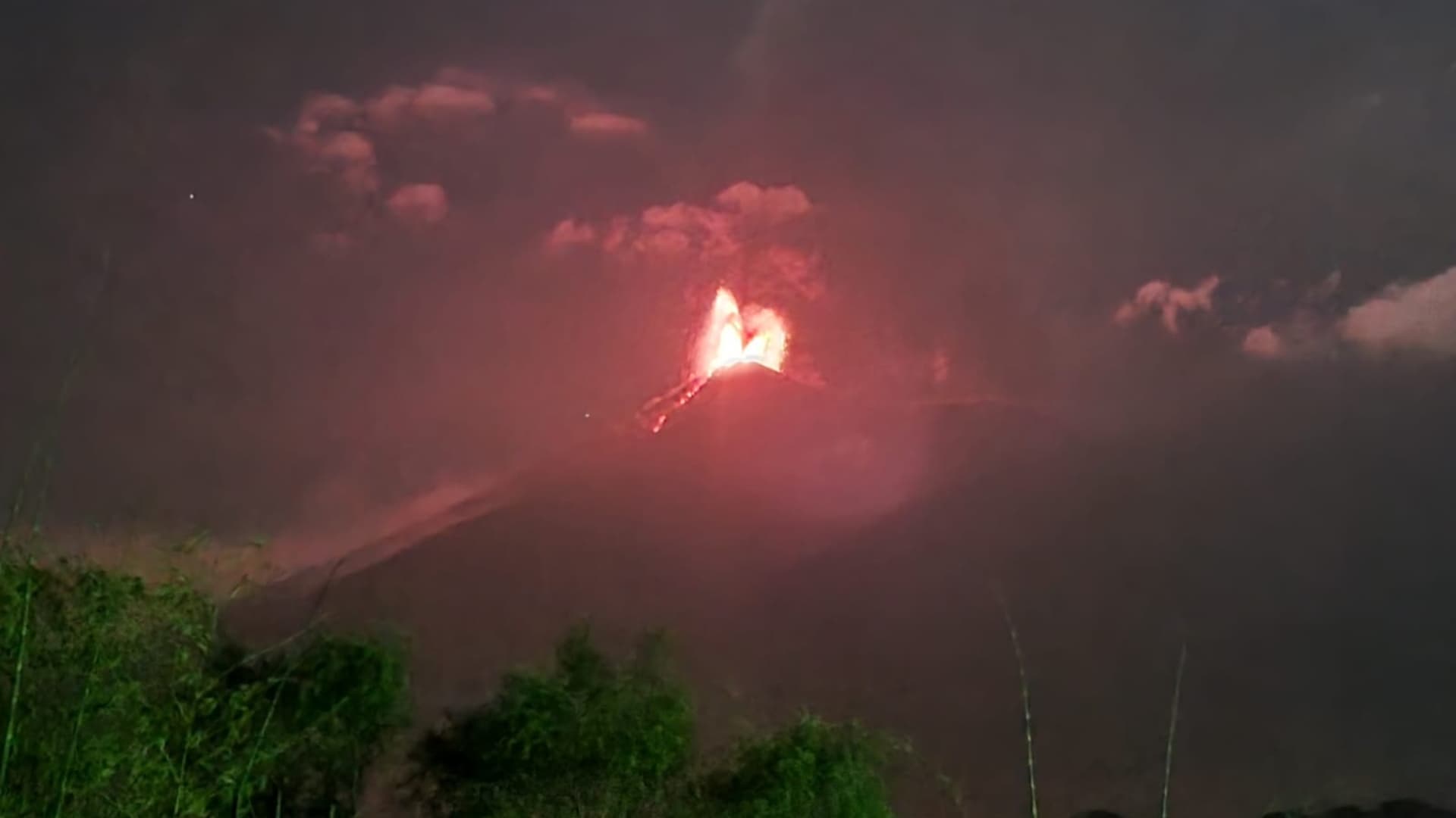¿Hará Erupción 'Masiva' el Volcán de Fuego en Guatemala? Así Va su Monitoreo En Vivo Hoy