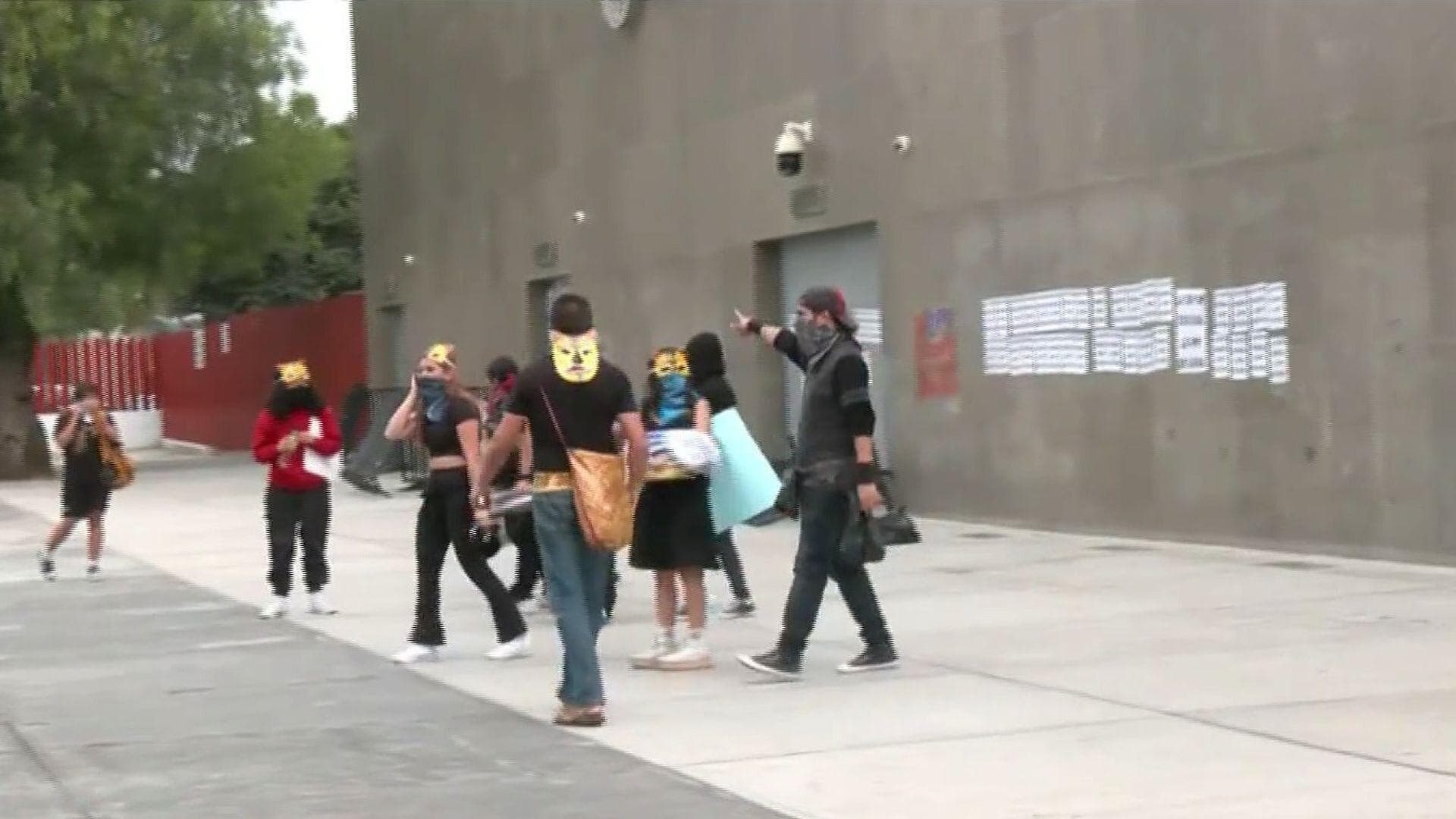 Estudiantes de la UPN Realizan Protesta con Cacerolas Frente a la Cámara de Diputados