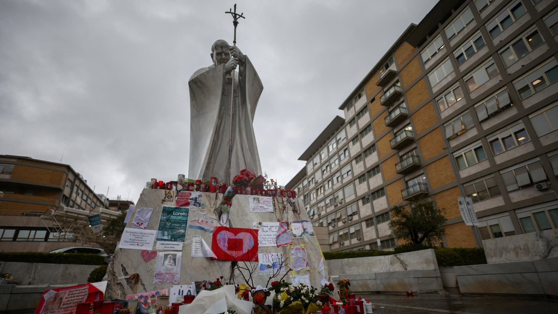 Recuperación del Papa Francisco Continúa: Tuvo Otra Noche Tranquila en el Hospital Gemelli