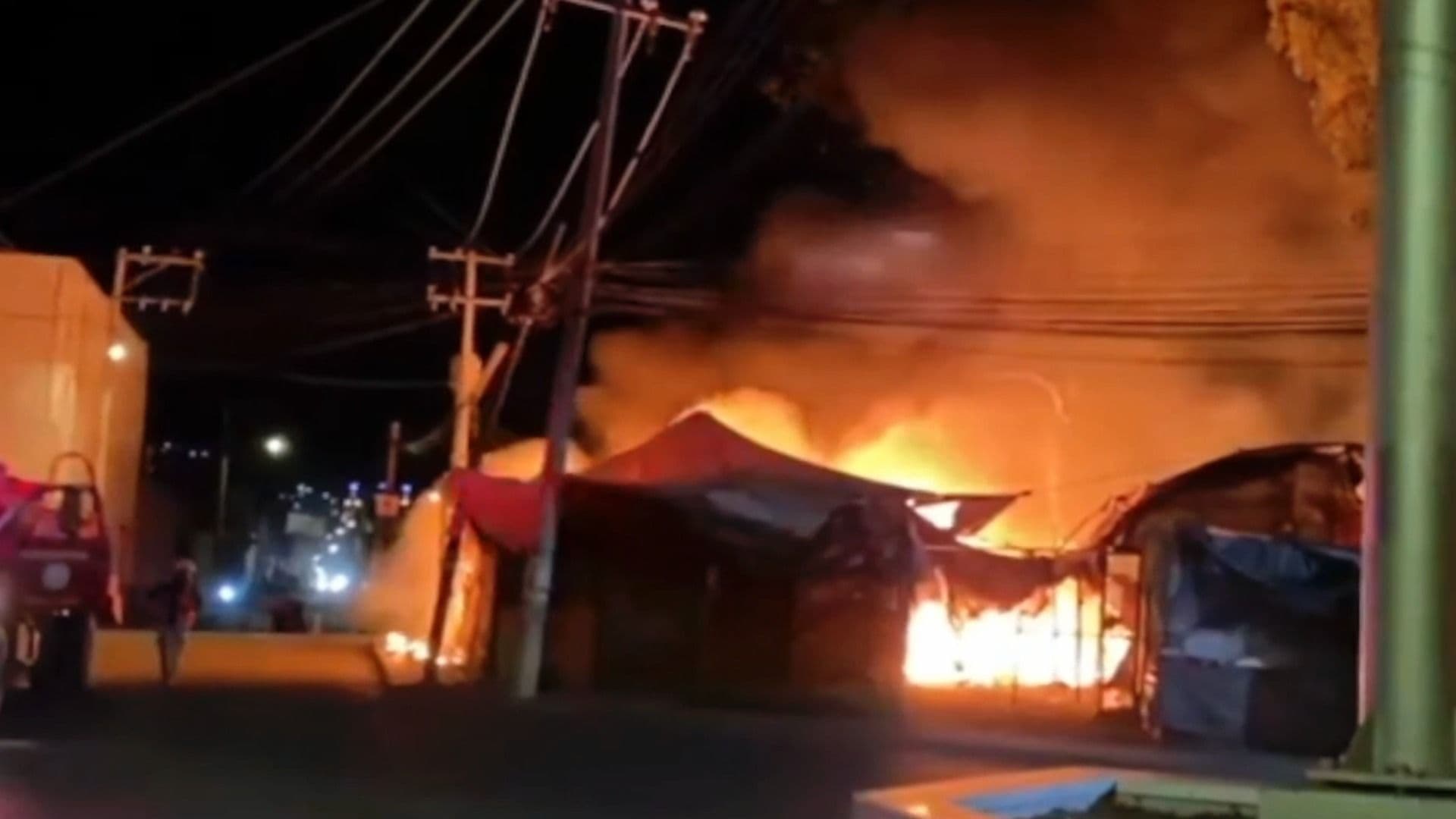 Queman Basura en Pastizal, se Descontrola y se Incendian Comercios del Tianguis