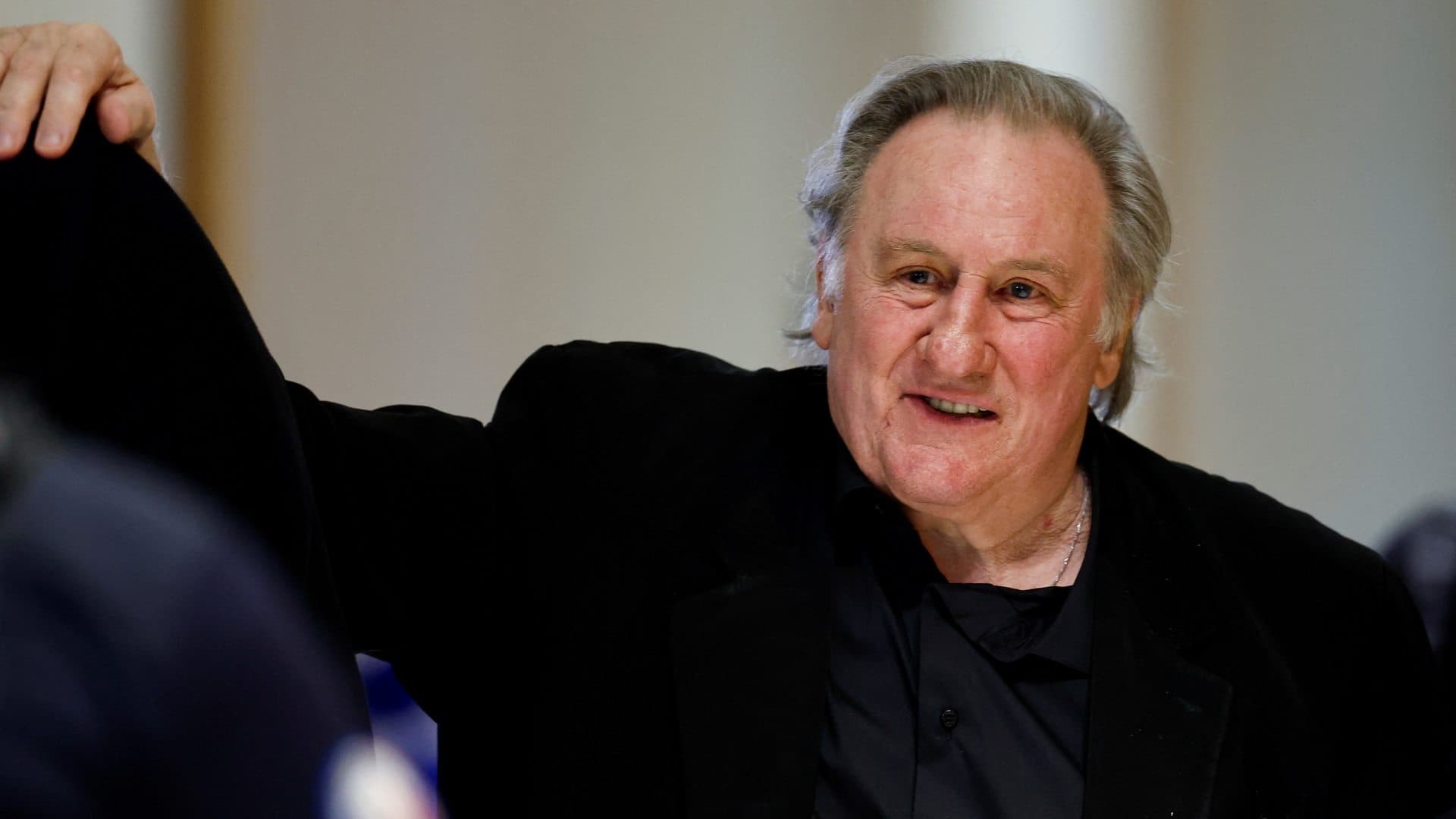 Gérard Depardieu Acepta que Agarró Caderas de Mujer y Describe Cómo Fue el Momento