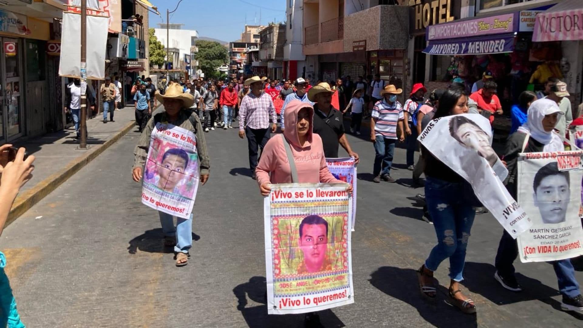 Normalistas Realizan Megamarcha para Exigir Justicia por Muerte de Yanqui Kothan