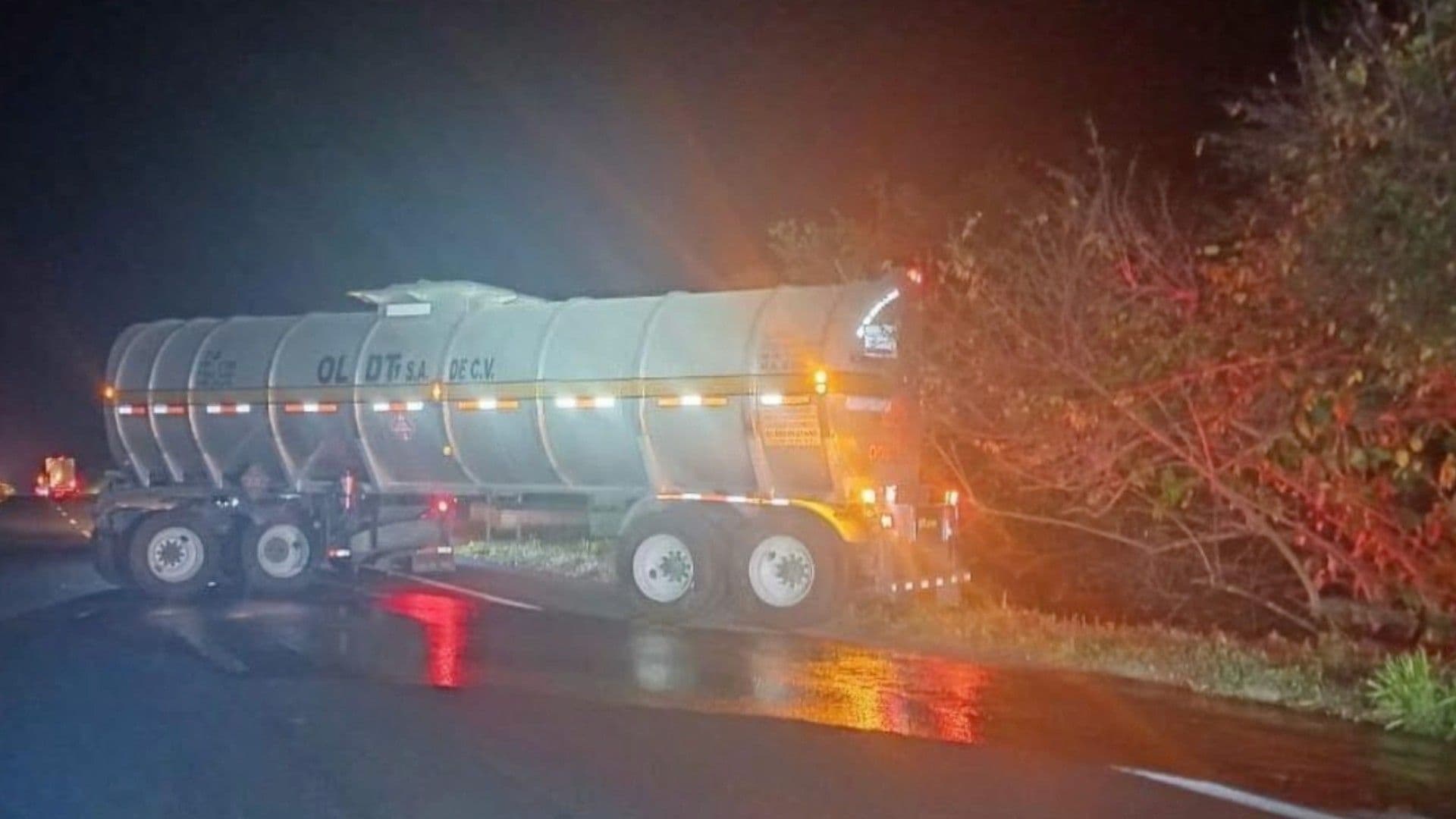 Atacan a Disparos Pipa Cargada de Gasolina en Autopista Cosoleacaque-La Tinaja en Veracruz