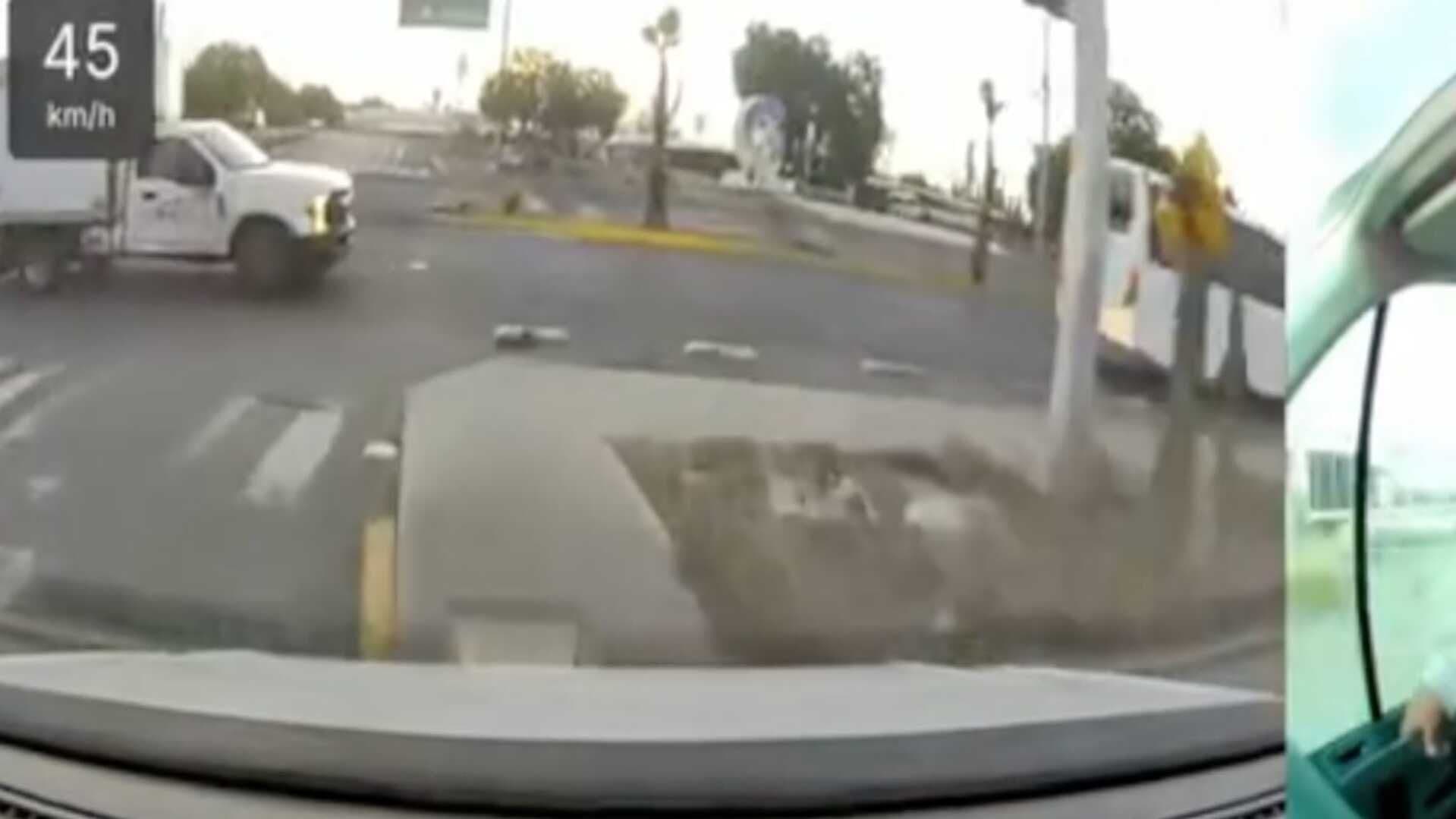 VIDEO: Conductor Dormita al Volante y Choca Contra Camioneta de Carga en Apaseo el Grande