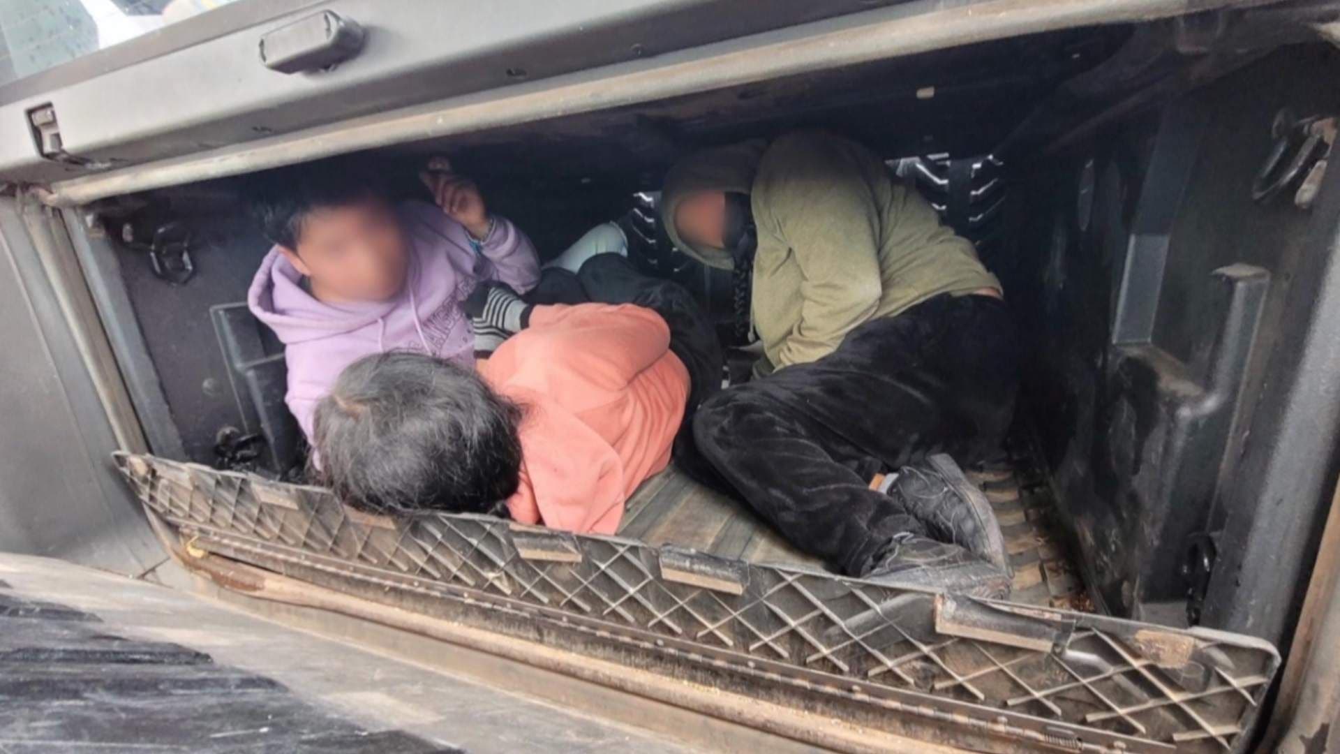 Estadounidenses Fueron Sorprendidos Traficando a 10 Mexicanos en Sierra Vista, Arizona