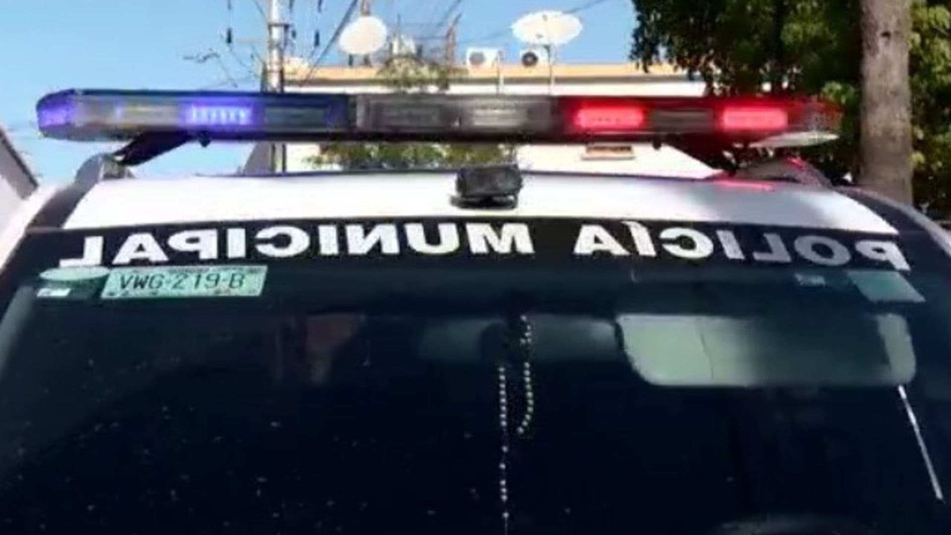 Joven Impactó su Auto contra una Casa y un Vehículo Estacionado en Colonia Villa Bonita