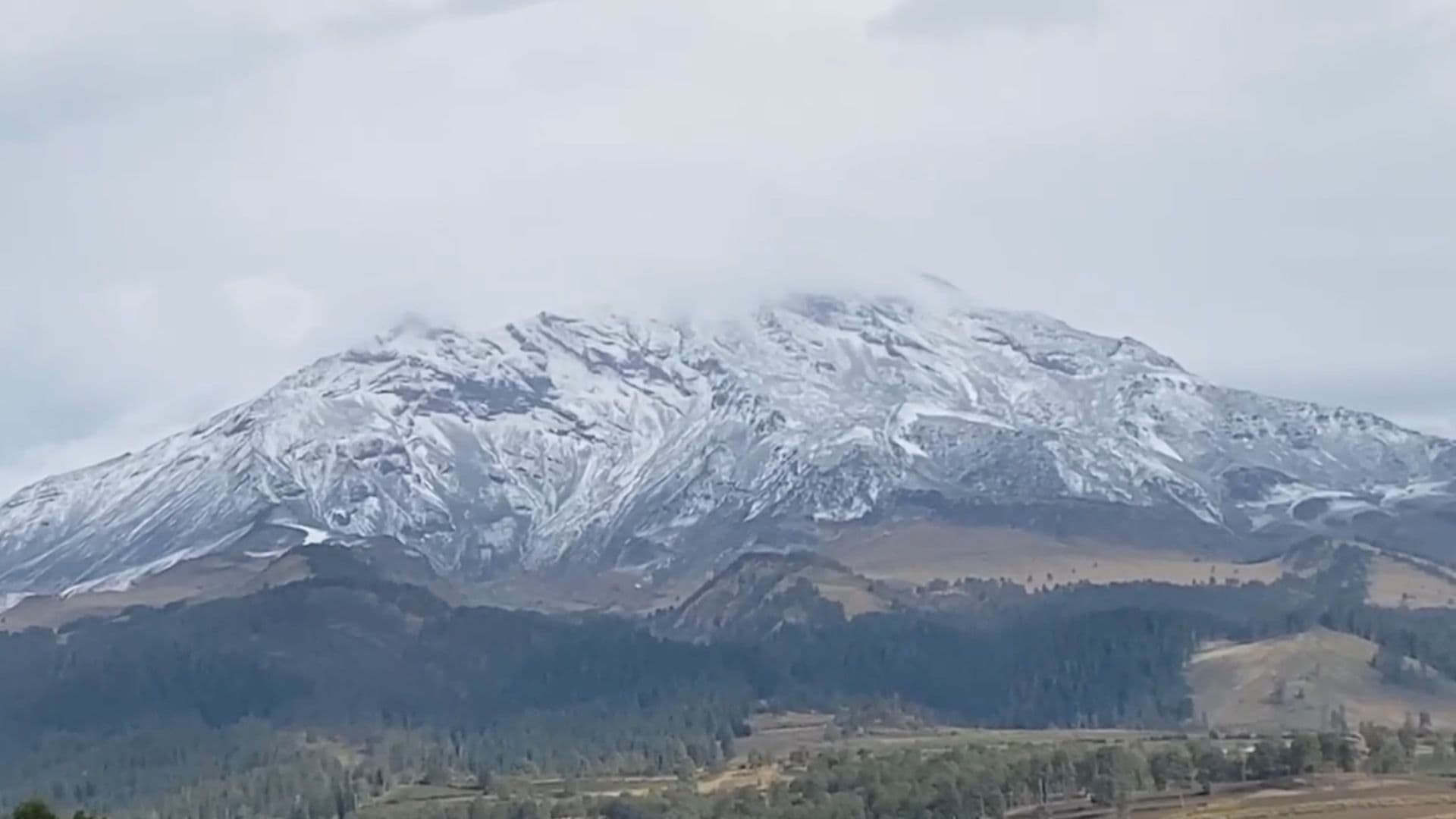 Se Registra Nevada en el Pico de Orizaba; Caída de Granizo Hace que se Pinte de Blanco el Volcán