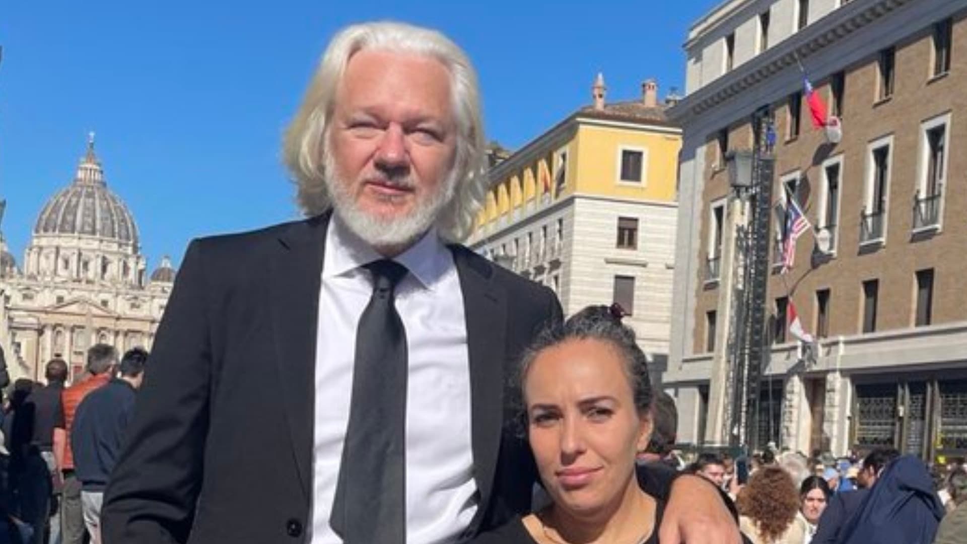 Julian Assange y Su Familia Asisten al Funeral del Papa Francisco