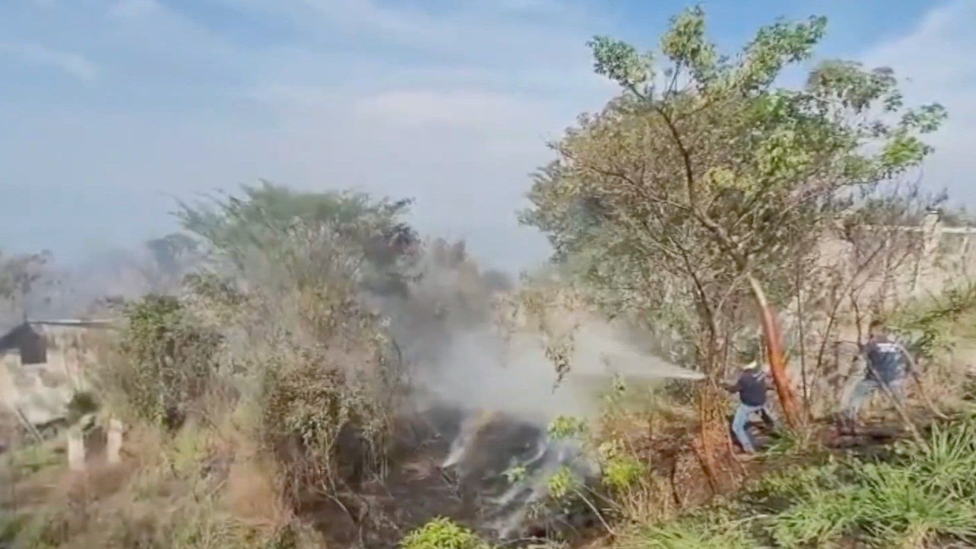 Cierran Carretera Xalapa-Alto Lucero por Incendio de Pastizal
