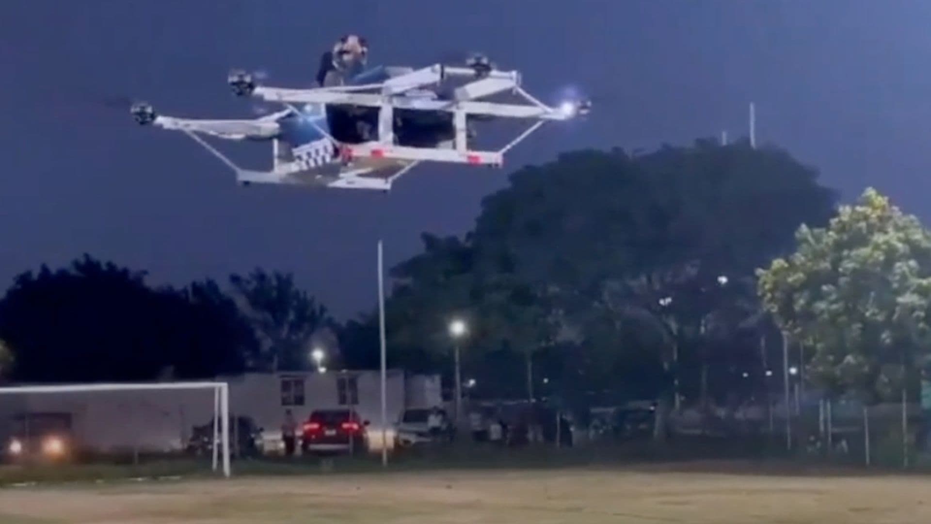 Auto Volador Creado por Estudiantes de Veracruz es Presentado en la Base Aérea de Santa Lucía
