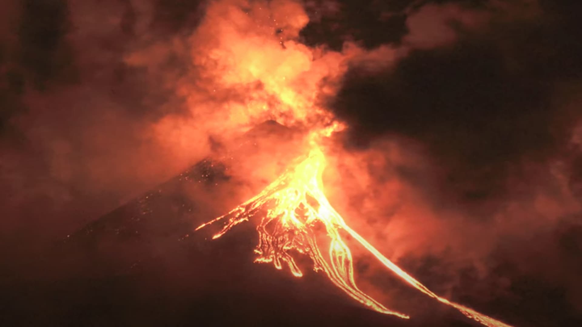 El Volcán Etna 'Despierta': Lanza Lava y Emite Explosiones