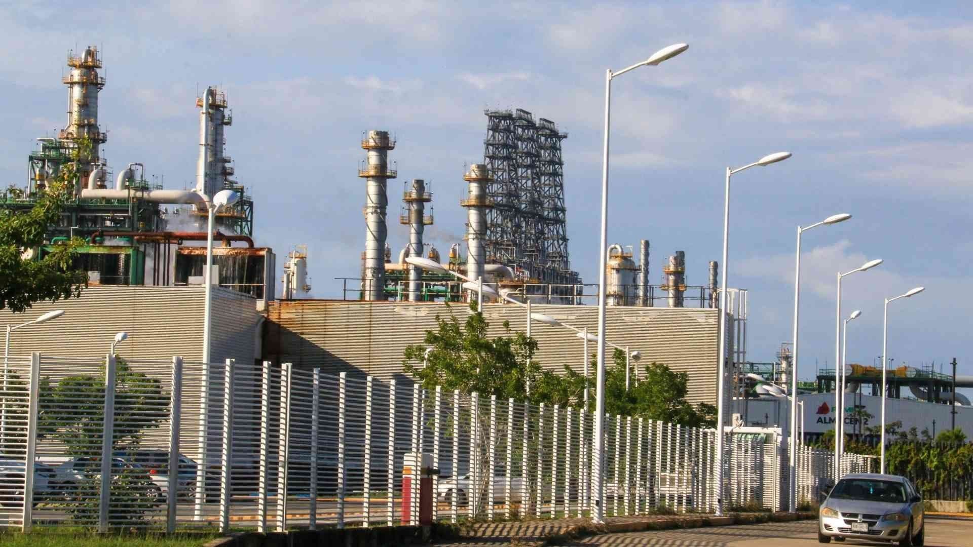 Falla en Refinería Olmeca: Pemex Informa Motivo de Paro de Producción de Combustible