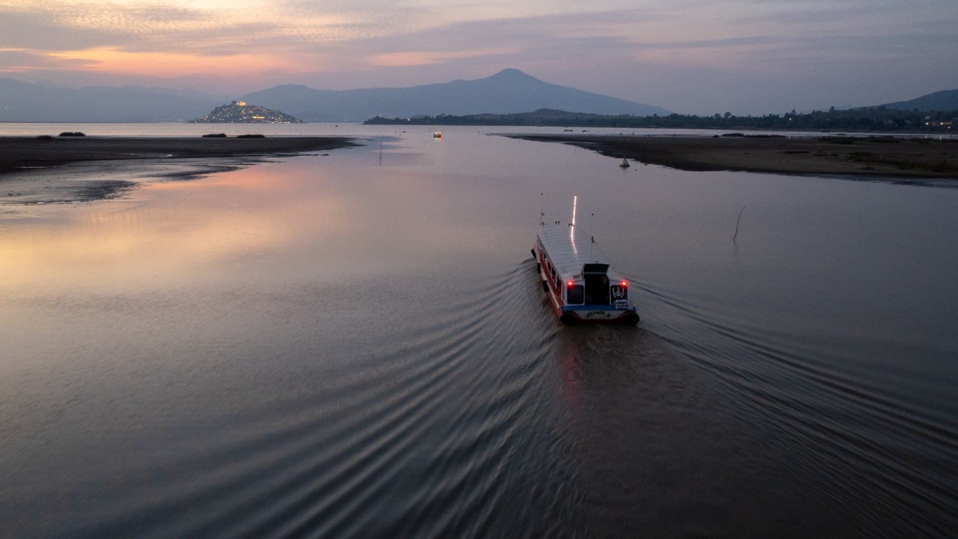 ‘Huachicoleo de Agua’ Exprime al Lago de Pátzcuaro; Toman Medidas Urgentes para Conservarlo