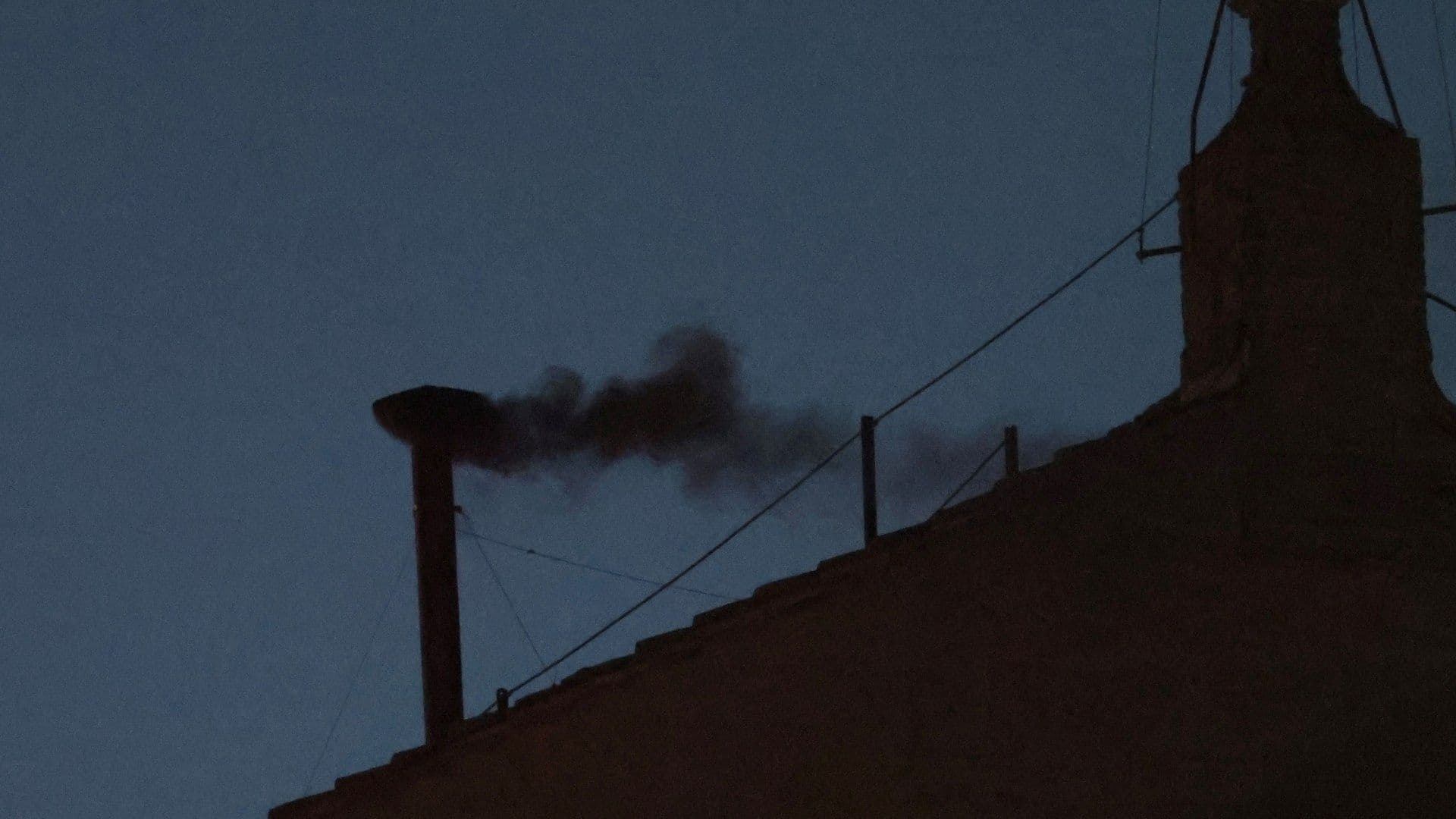 Cónclave 2025: Humo Negro en Capilla Sixtina Luego de Primera Votación para Elegir al Nuevo Papa